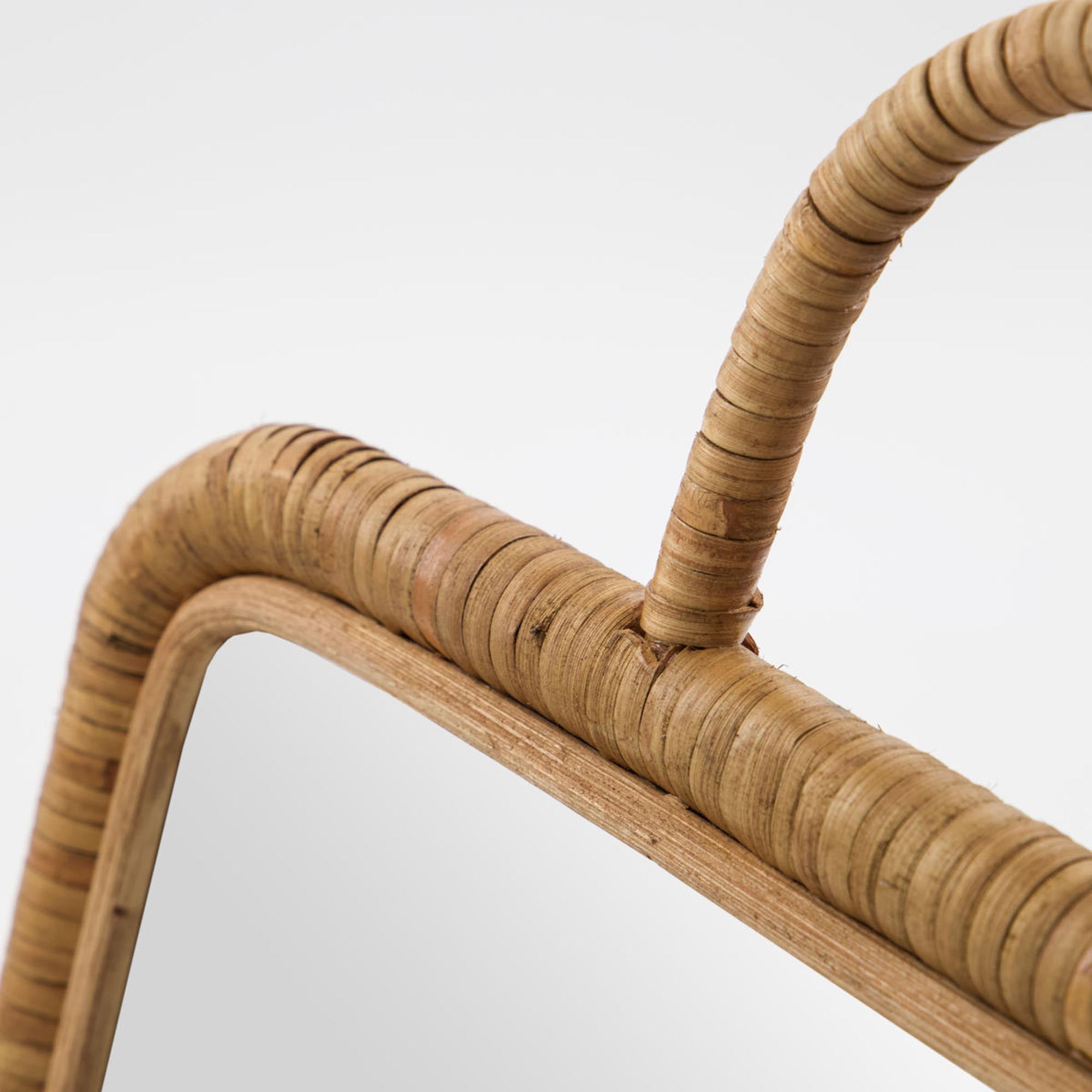 Eleganter Wandspiegel MKBaki von Meraki, eingefasst in einen warmen Holzrahmen, ideal für eine harmonische Raumgestaltung.