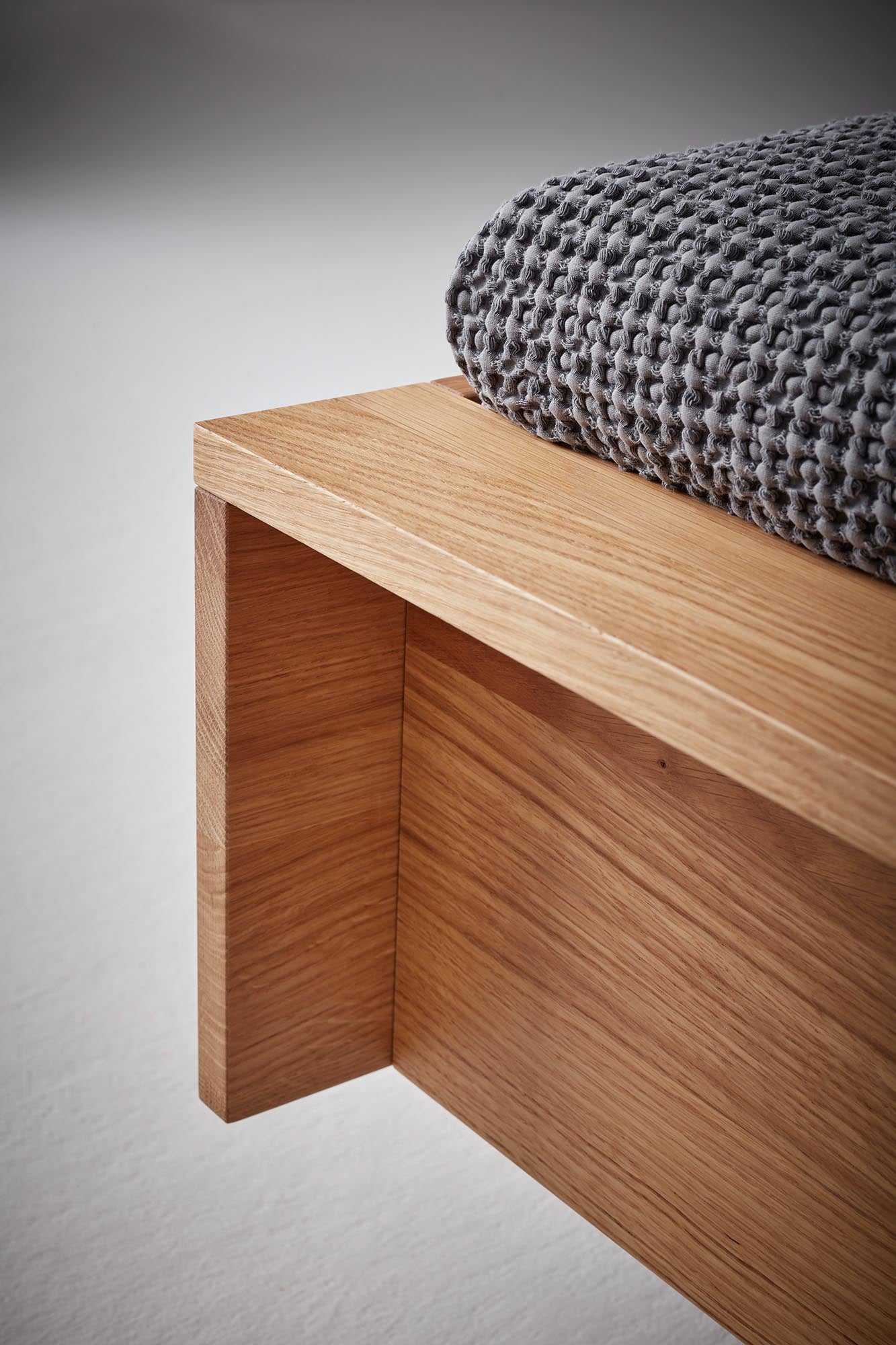 Elegantes FLAI Doppelbett in Komforthöhe mit modernem Kopfteil, perfekt für stilvolle Schlafzimmer und erholsamen Schlaf.