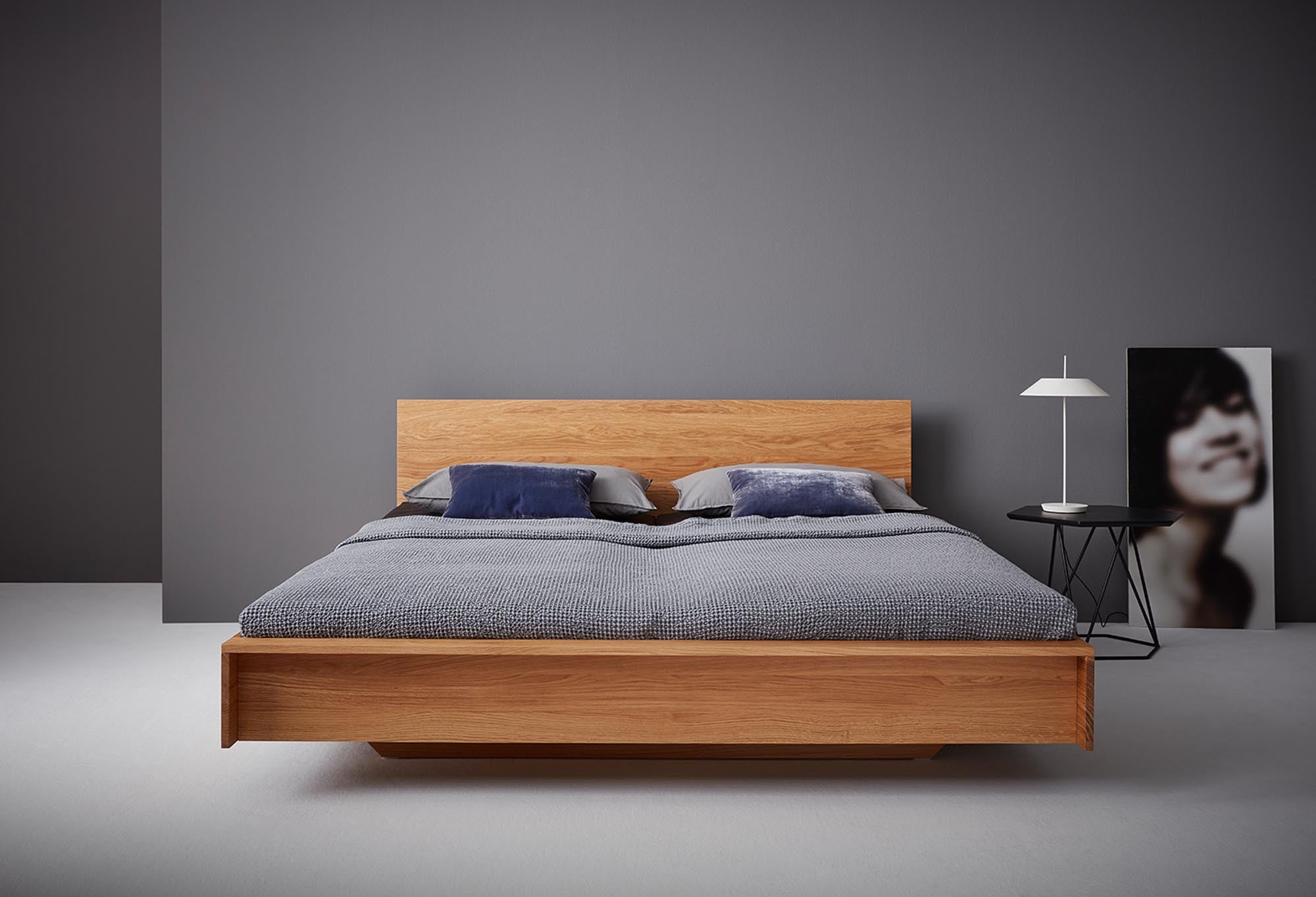Elegantes FLAI Doppelbett in Komforthöhe mit ansprechendem Kopfteil, ideal für ein modernes und funktionales Schlafzimmer.