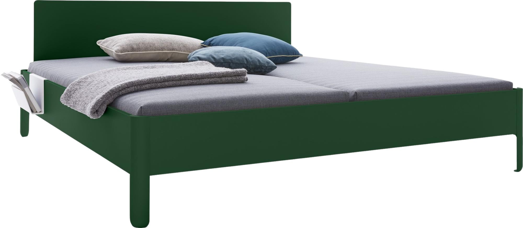 Modernes Nait Doppelbett mit ansprechendem Kopfteil, perfekt für ein stilvolles und komfortables Schlafzimmer von Müller Möbelwerkstätten.