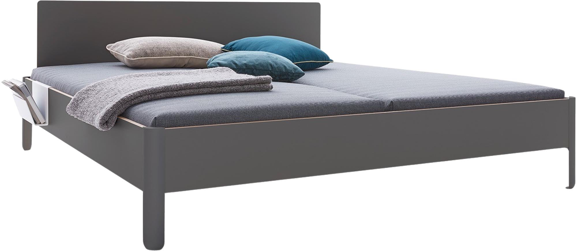 Elegantes Nait Doppelbett mit 180 cm Breite und geschmackvollem Kopfteil, ideal für ein modernes und komfortables Schlafzimmer.