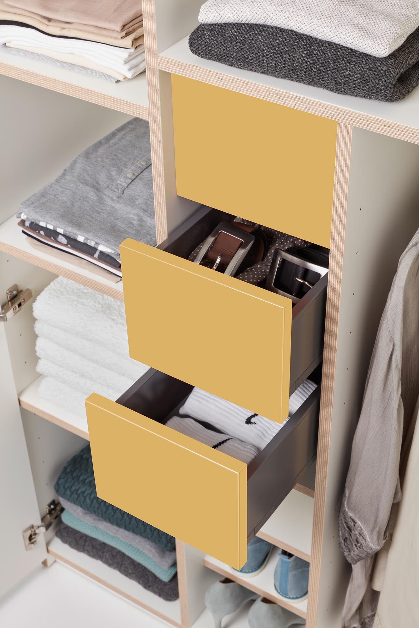 Eleganter Drehtürenschrank Plane V6 von Müller Möbelwerkstätten, perfekt für stilvolle und praktische Raumgestaltungen.