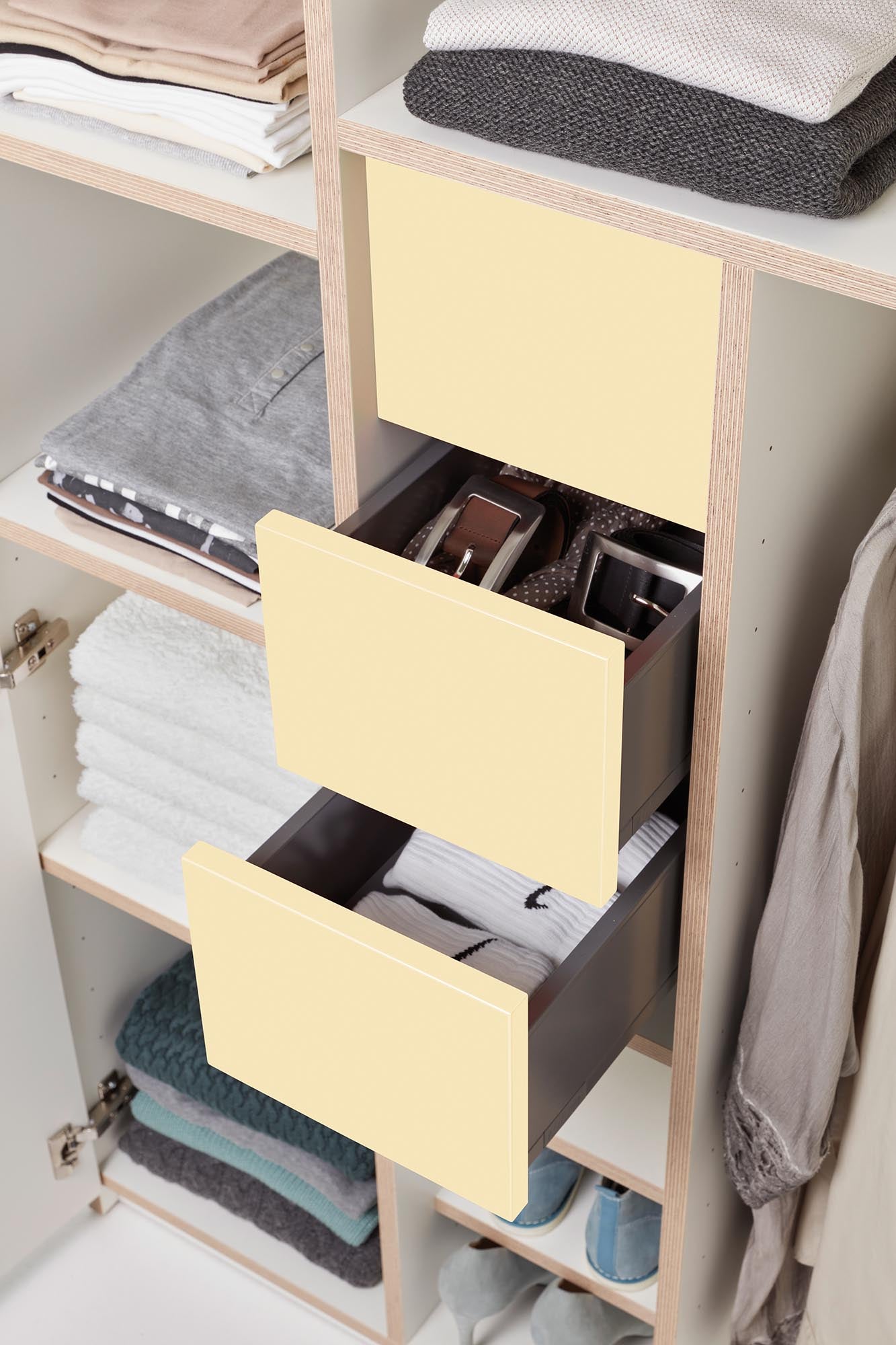 Moderner Drehtürenschrank Plane V1 von Müller Möbelwerkstätten, ideal für stilvolle Aufbewahrungslösungen in jedem Raum.