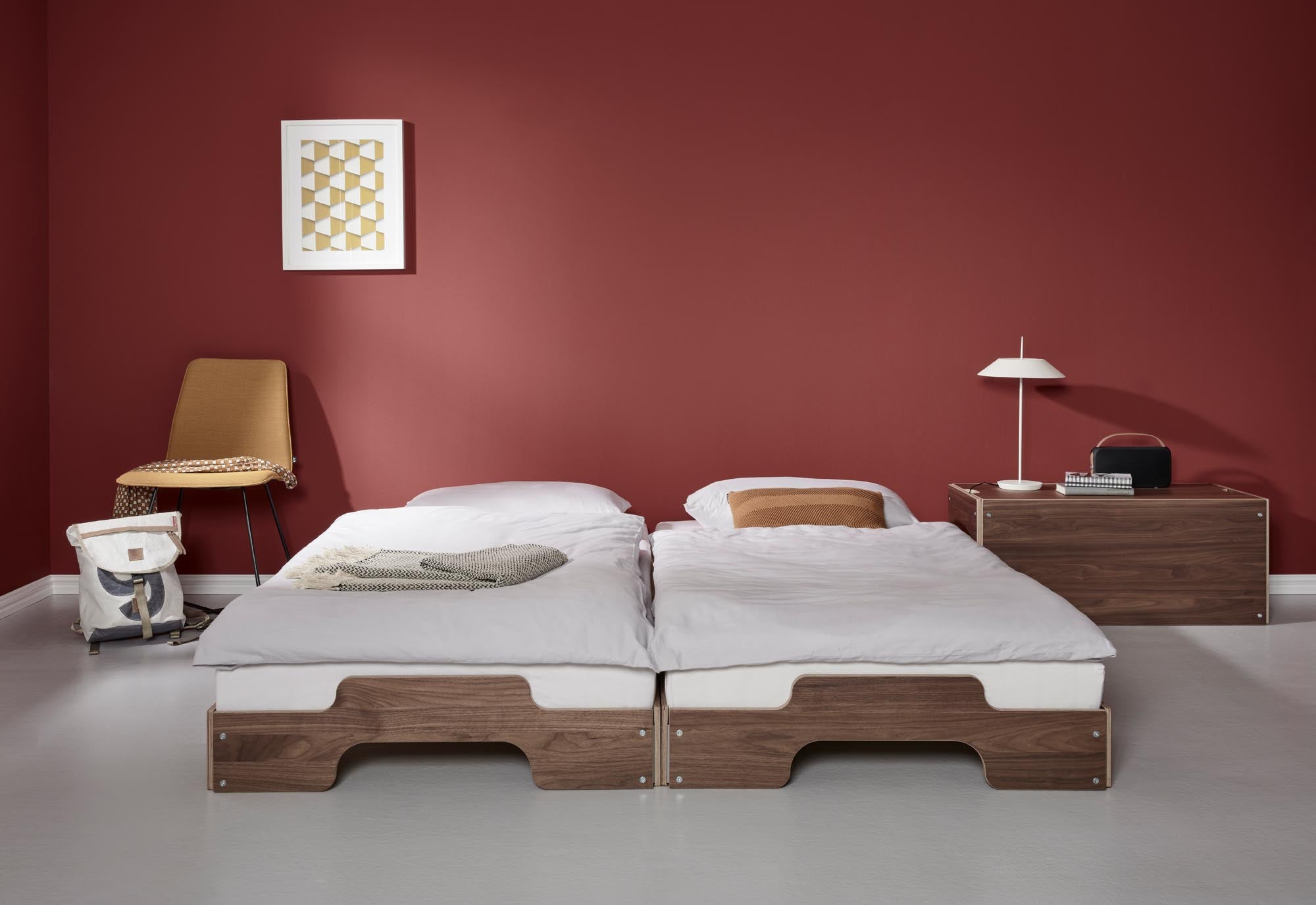 Moderne Stapelliege Komfort von Müller Möbelwerkstätten, perfekt für platzsparende Schlafmöglichkeiten und ansprechendes Design.