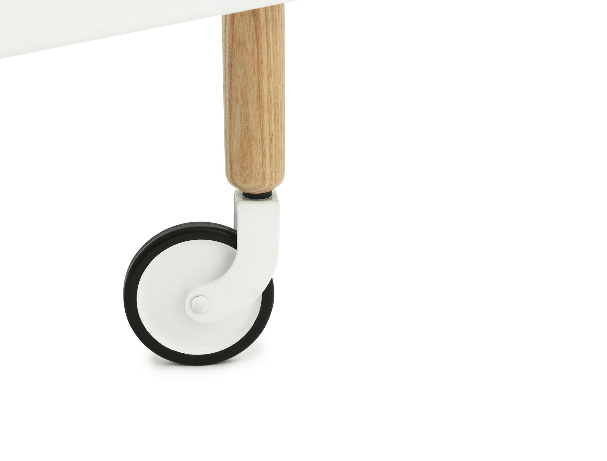 Entdecken Sie den stilvollen Block Tisch von Normann Copenhagen, ideal als Servierwagen mit elegantem skandinavischen Flair und praktischer Vielseitigkeit.