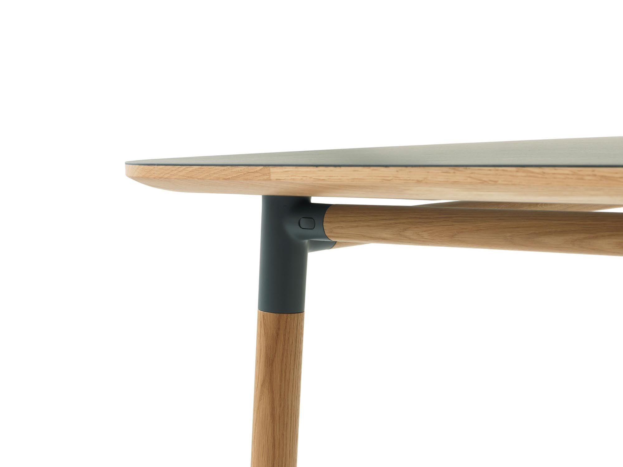 Moderner quadratischer Esstisch von Normann Copenhagen, 120x120 cm, perfekt für stilvolle Esszimmer mit minimalistischer Gestaltung.