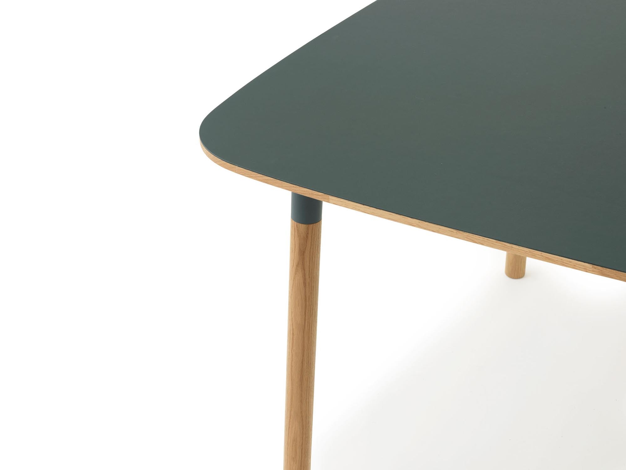 Moderner Esstisch Form 120x120 von Normann Copenhagen, ideal für stilvolle Essbereiche und gesellige Runden.