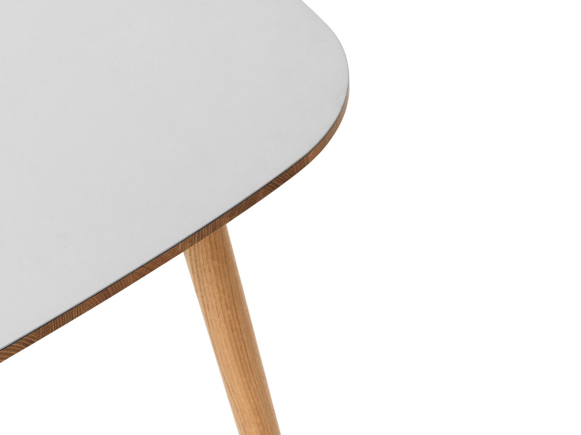 Entdecken Sie den eleganten Form Tisch 95 x 200 von Normann Copenhagen – ideal für gesellige Essensrunden und stilvolle Einrichtung.