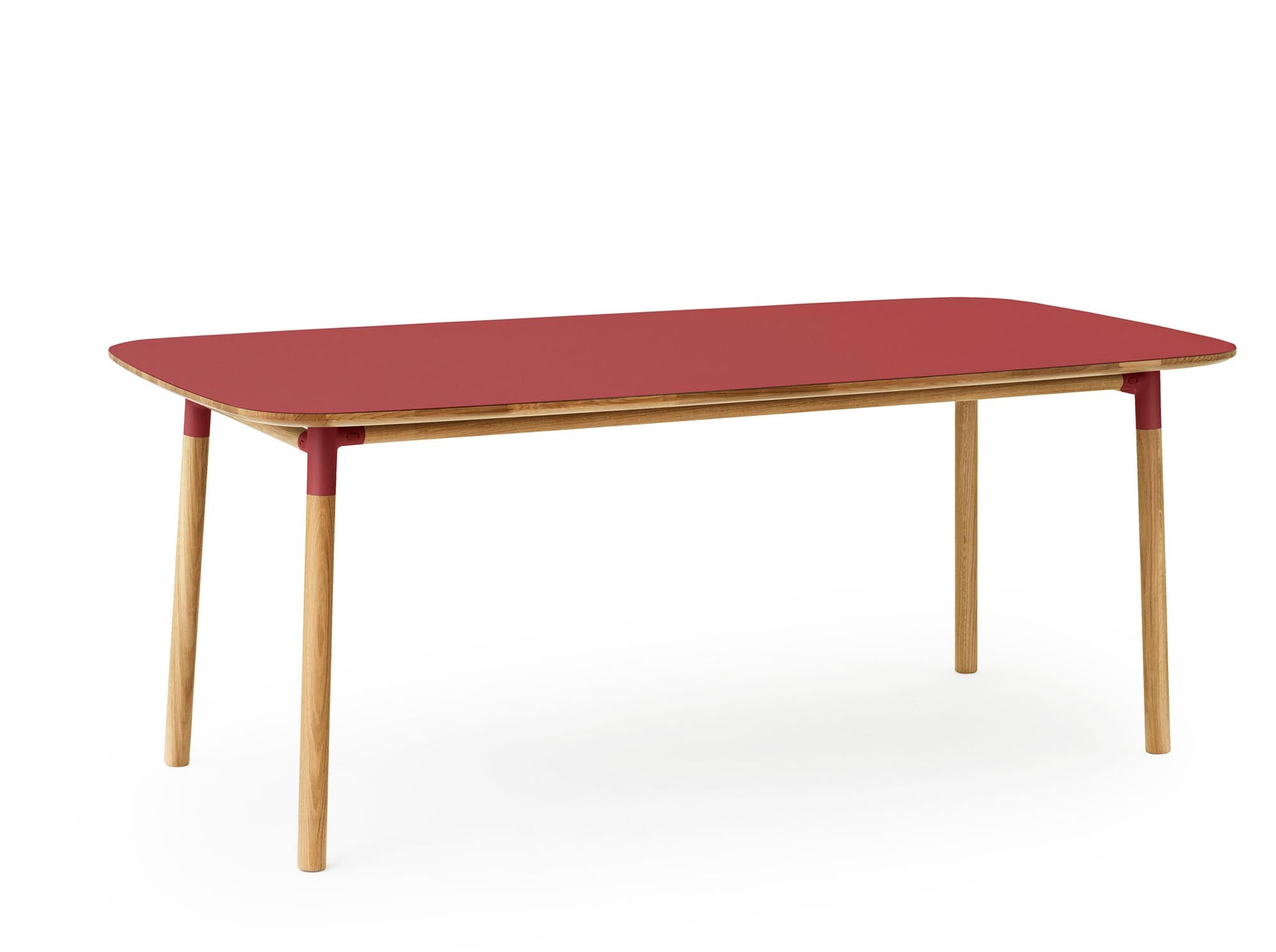 Moderner Esstisch Form 95 x 200 von Normann Copenhagen, ideal für stilvolle Essbereiche und gesellige Zusammenkünfte.