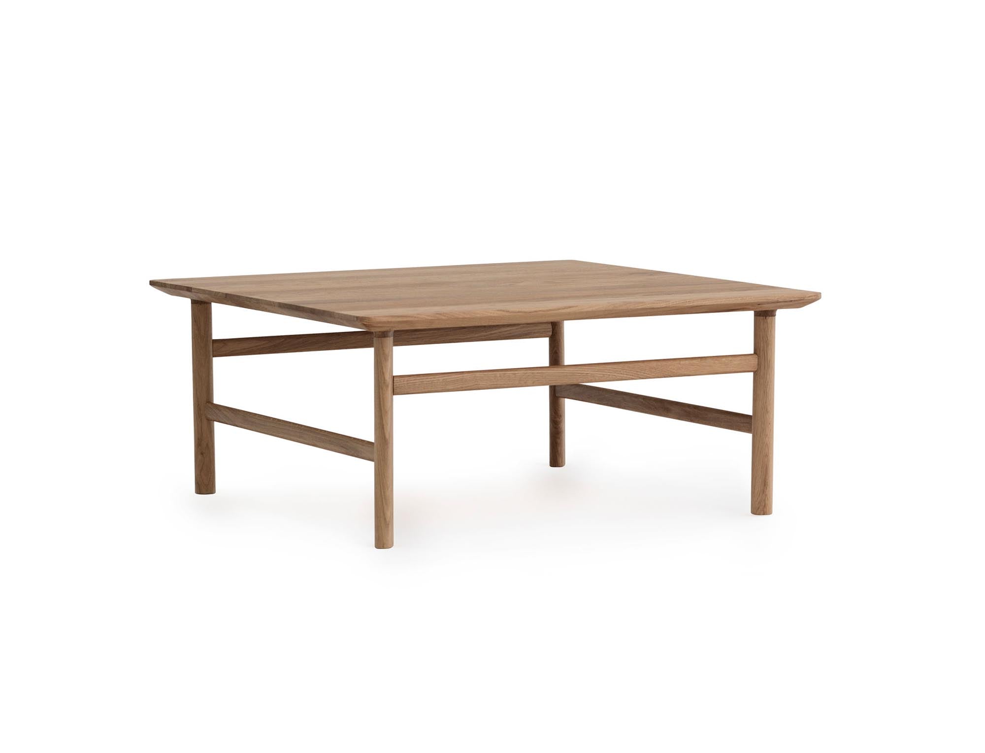 Erleben Sie den Grow Couchtisch von Normann Copenhagen: Ein Meisterwerk aus schwarzer Eiche, das modernes dänisches Design und zeitlose Eleganz vereint.