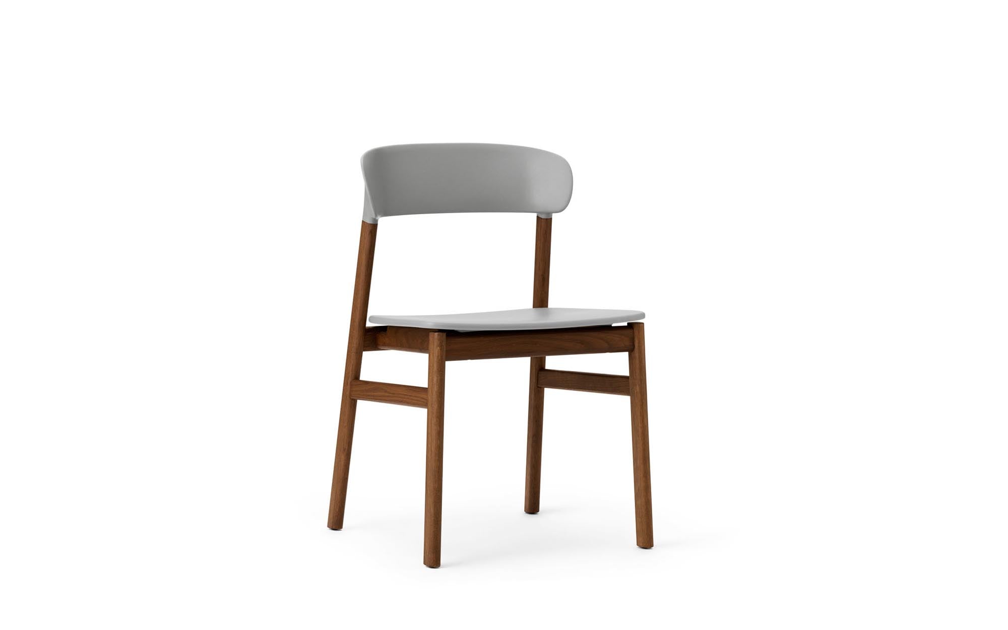 Moderner Herit Stuhl von Normann Copenhagen, der durch sein minimalistisches Design und hochwertige Verarbeitung überzeugt.