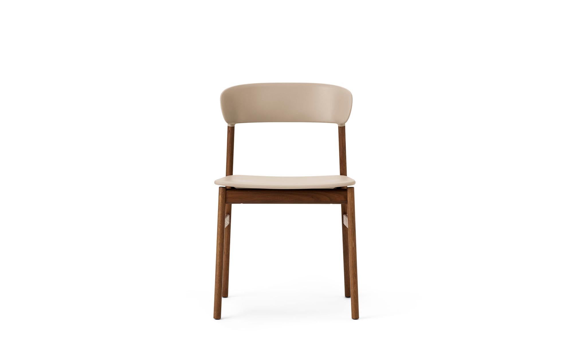 Herit Stuhl von Normann Copenhagen: Eleganz aus gebeizter Eiche, vereint dänische Tradition mit modernem Komfort für jeden Raum.