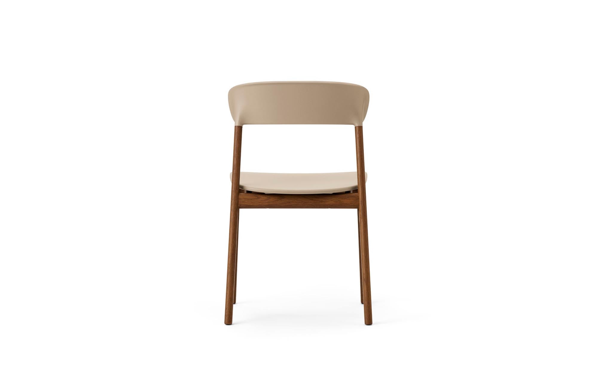 Stylischer Herit Stuhl von Normann Copenhagen, der durch seine klare Linienführung und hochwertige Verarbeitung besticht.