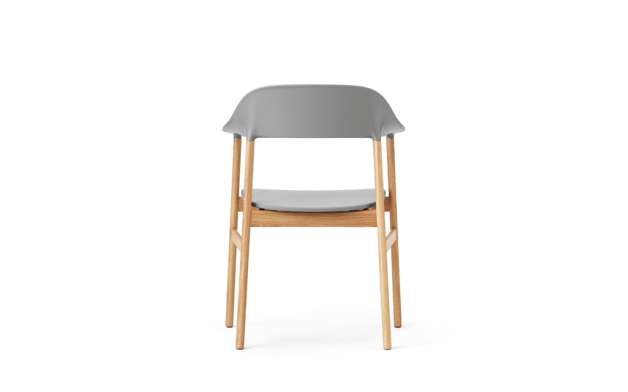 Eleganter Herit Armlehnstuhl von Normann Copenhagen, der zeitloses skandinavisches Design und hohen Sitzkomfort bietet.