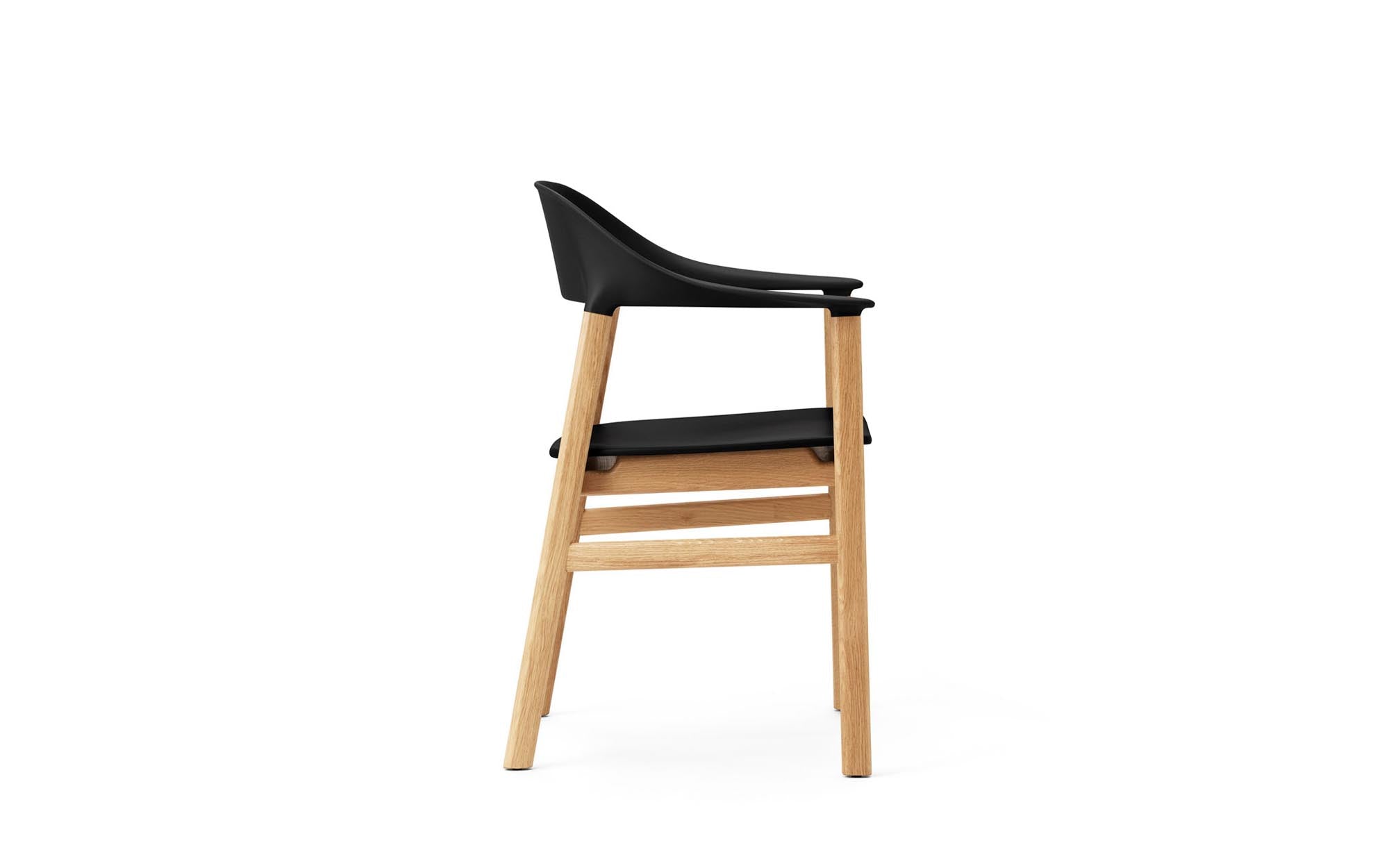 Erleben Sie den Herit Armlehnstuhl von Normann Copenhagen – ein elegantes Designhighlight, das Komfort und skandinavische Ästhetik vereint.