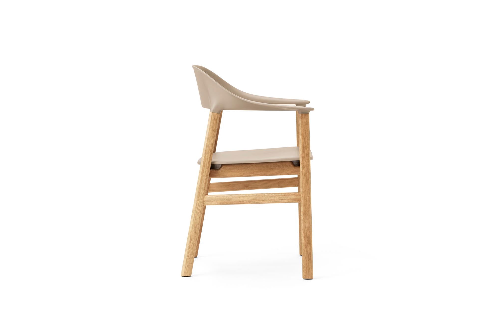 Eleganter Herit Armlehnstuhl von Normann Copenhagen, der modernes skandinavisches Design und hohen Sitzkomfort bietet.