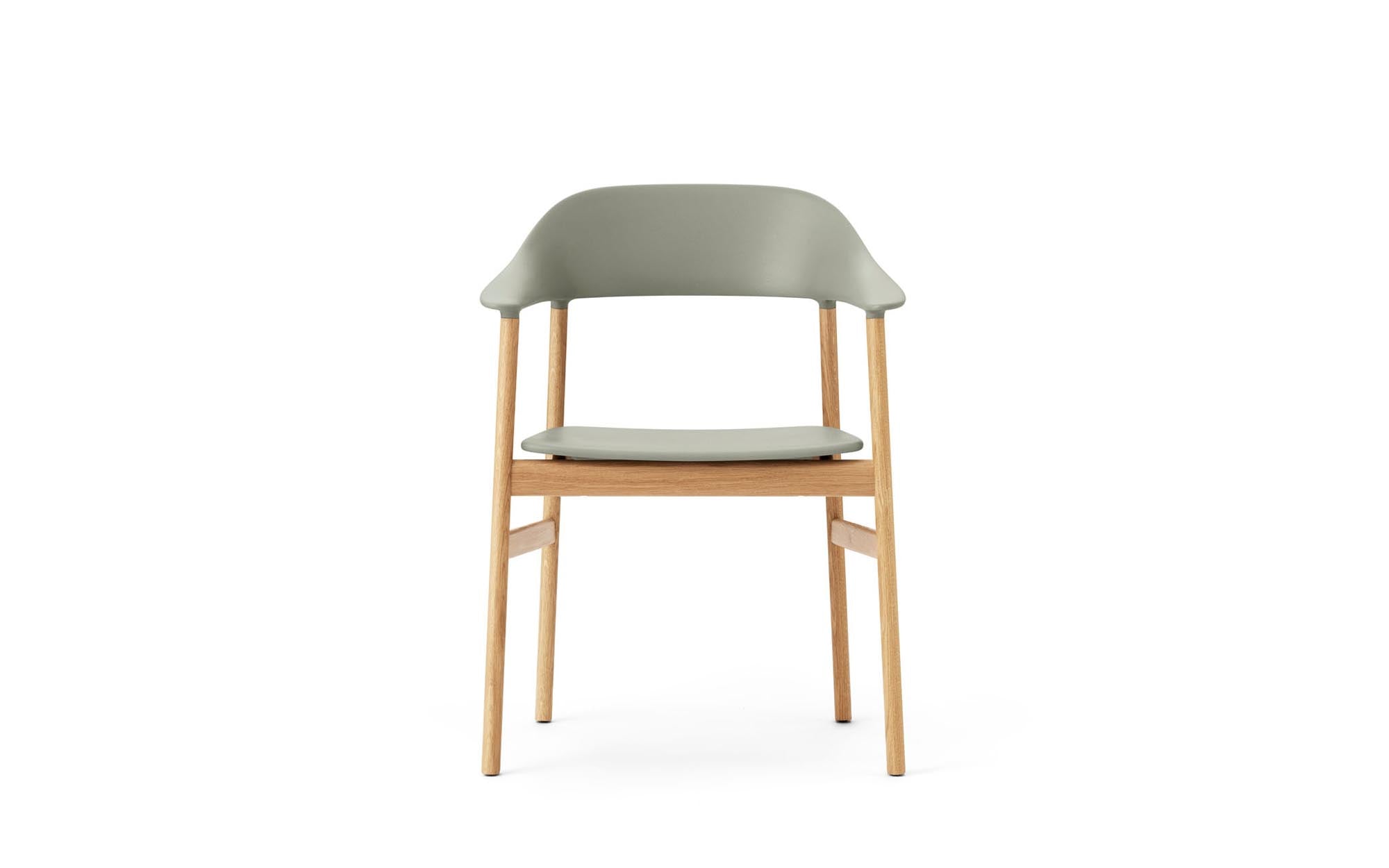 Eleganter Herit Armlehnstuhl von Normann Copenhagen, der durch seine klare Linienführung und komfortable Armlehnen besticht.