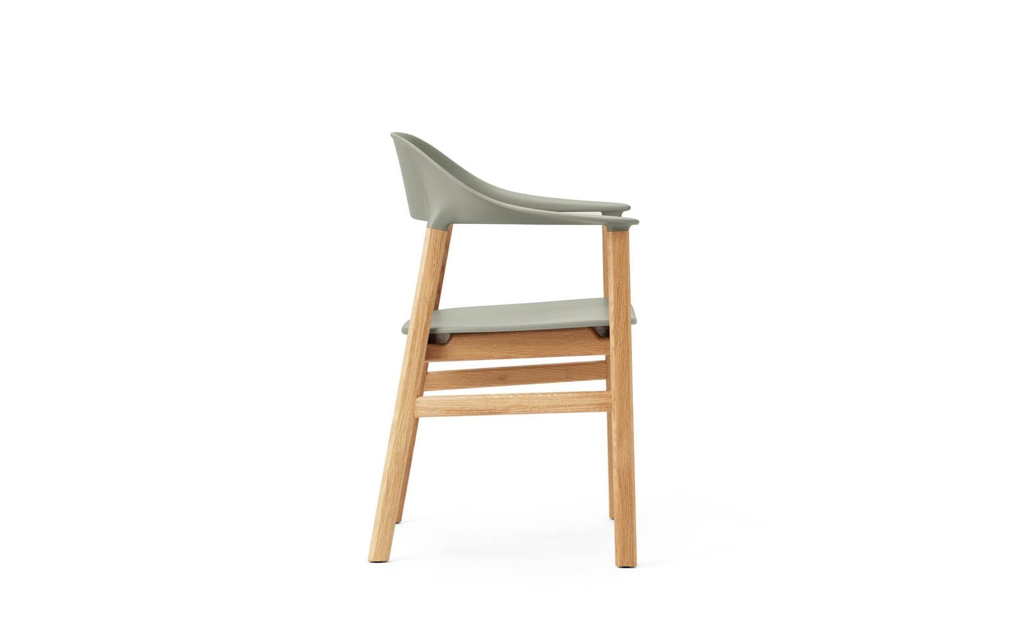 Eleganter Herit Armlehnstuhl von Normann Copenhagen, der skandinavische Ästhetik und Komfort in einem modernen Design vereint.