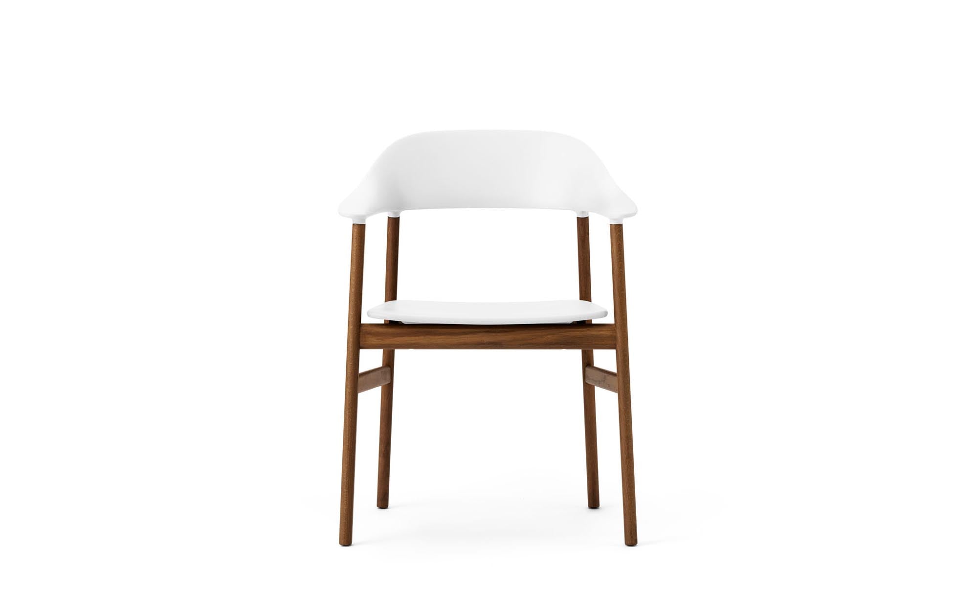 Eleganter Herit Armlehnstuhl von Normann Copenhagen, der durch seine zeitgemäße Form und bequemen Sitzkomfort besticht.