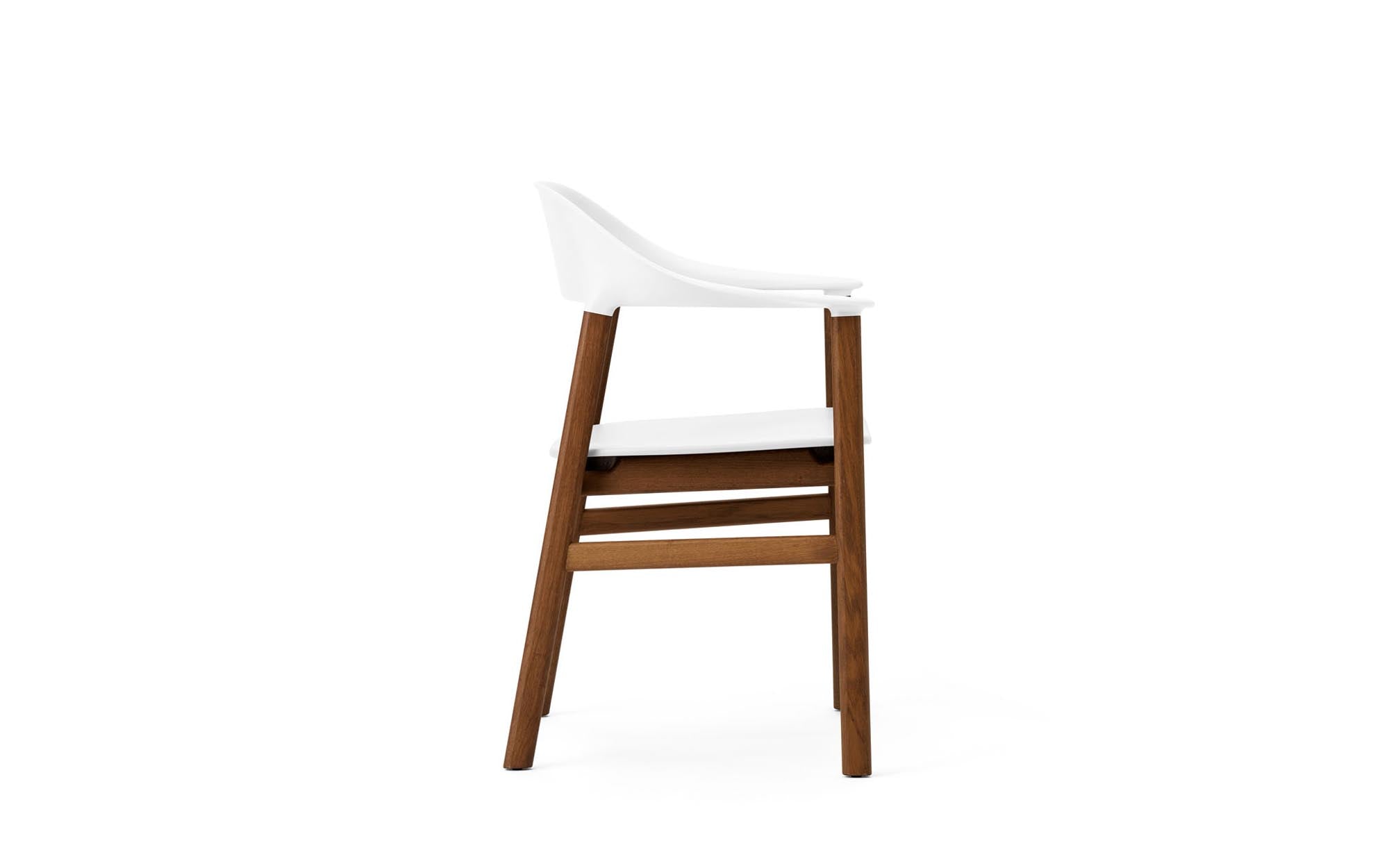 Moderner Herit Armlehnstuhl von Normann Copenhagen, der stilvolles Design mit hervorragender Ergonomie vereint.