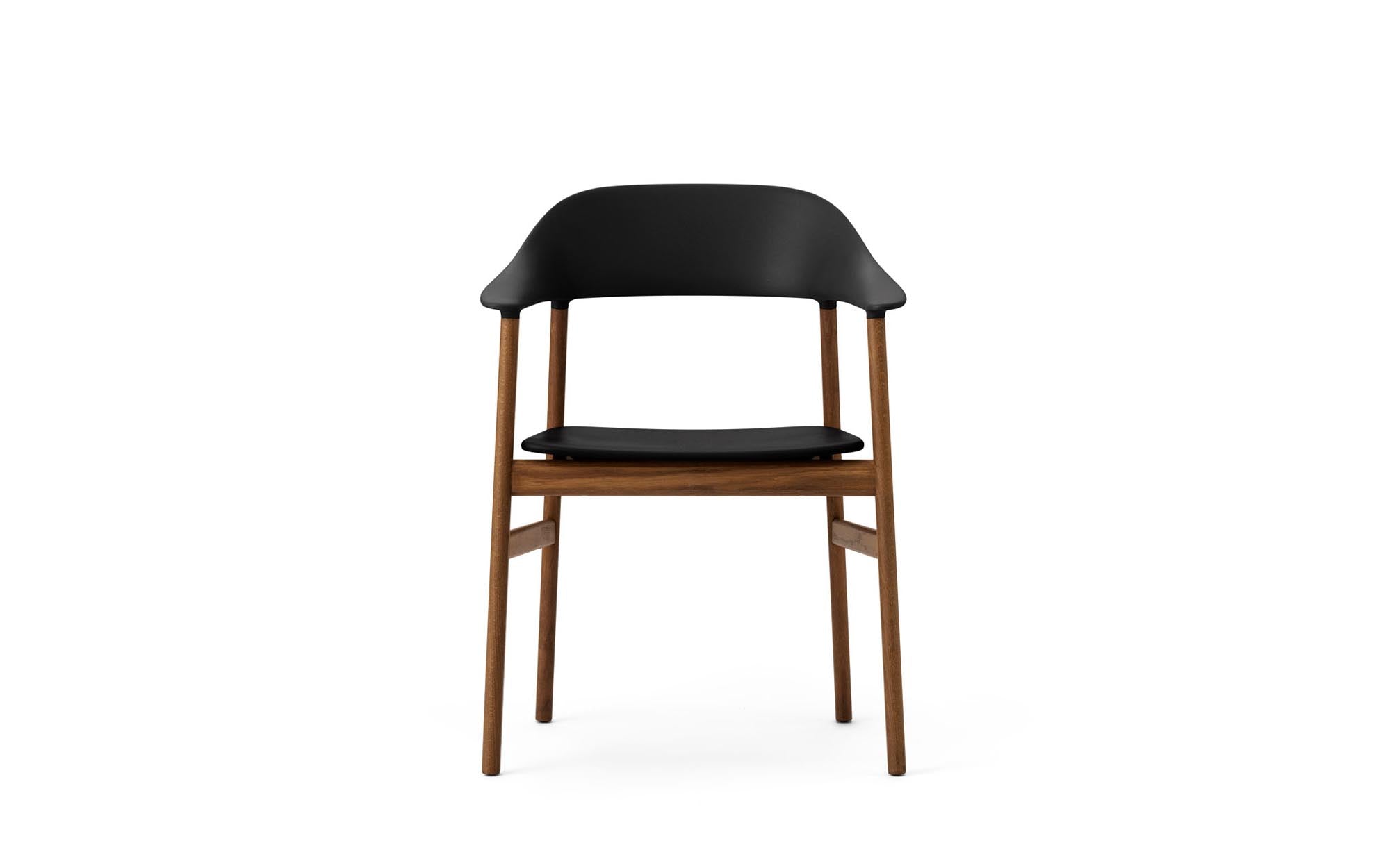 Eleganter Herit Armlehnstuhl von Normann Copenhagen, der modernes skandinavisches Design mit hohem Sitzkomfort vereint.