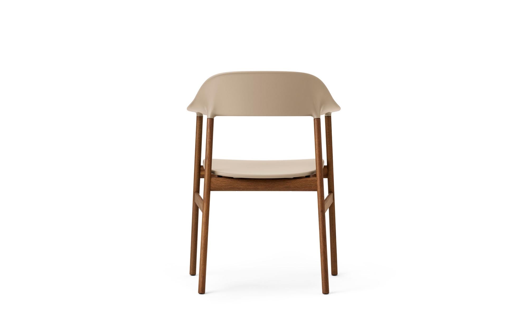 Stilvoller Herit Armlehnstuhl von Normann Copenhagen, der skandinavische Ästhetik und Bequemlichkeit in einem modernen Design bietet.