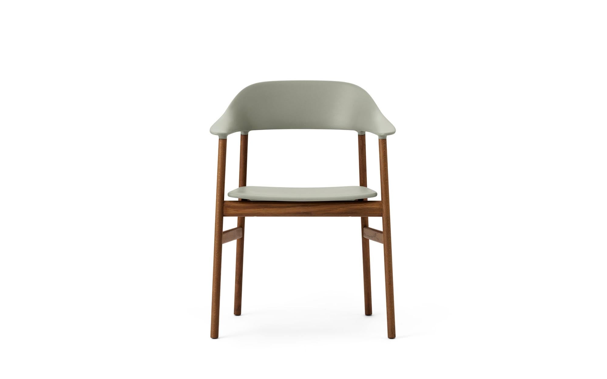 Eleganter Herit Armlehnstuhl von Normann Copenhagen, der stilvolles dänisches Design mit komfortablen Armlehnen vereint.