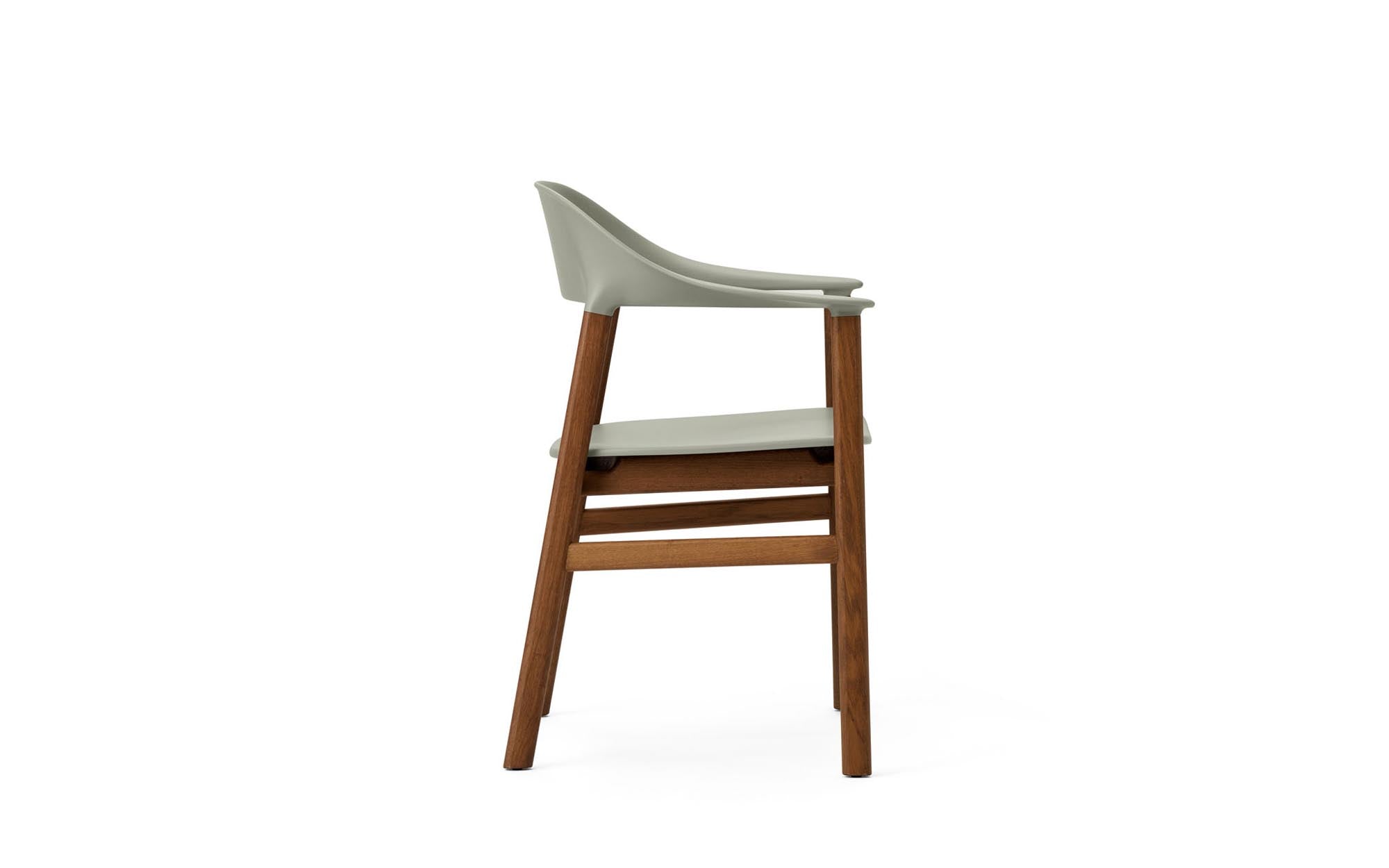 Eleganter Herit Armlehnstuhl von Normann Copenhagen, vereint skandinavisches Design mit optimalem Sitzkomfort und zeitgemäßer Eleganz.