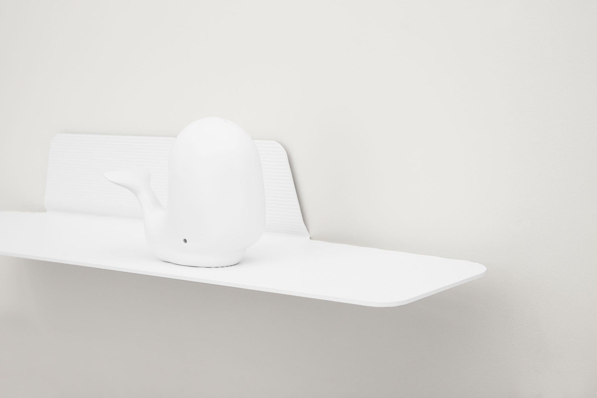 Erleben Sie das Jet Regal 80 cm in stilvollem Schwarz von Normann Copenhagen – ein Wandregal, das modernes Design und praktische Nutzung perfekt kombiniert.