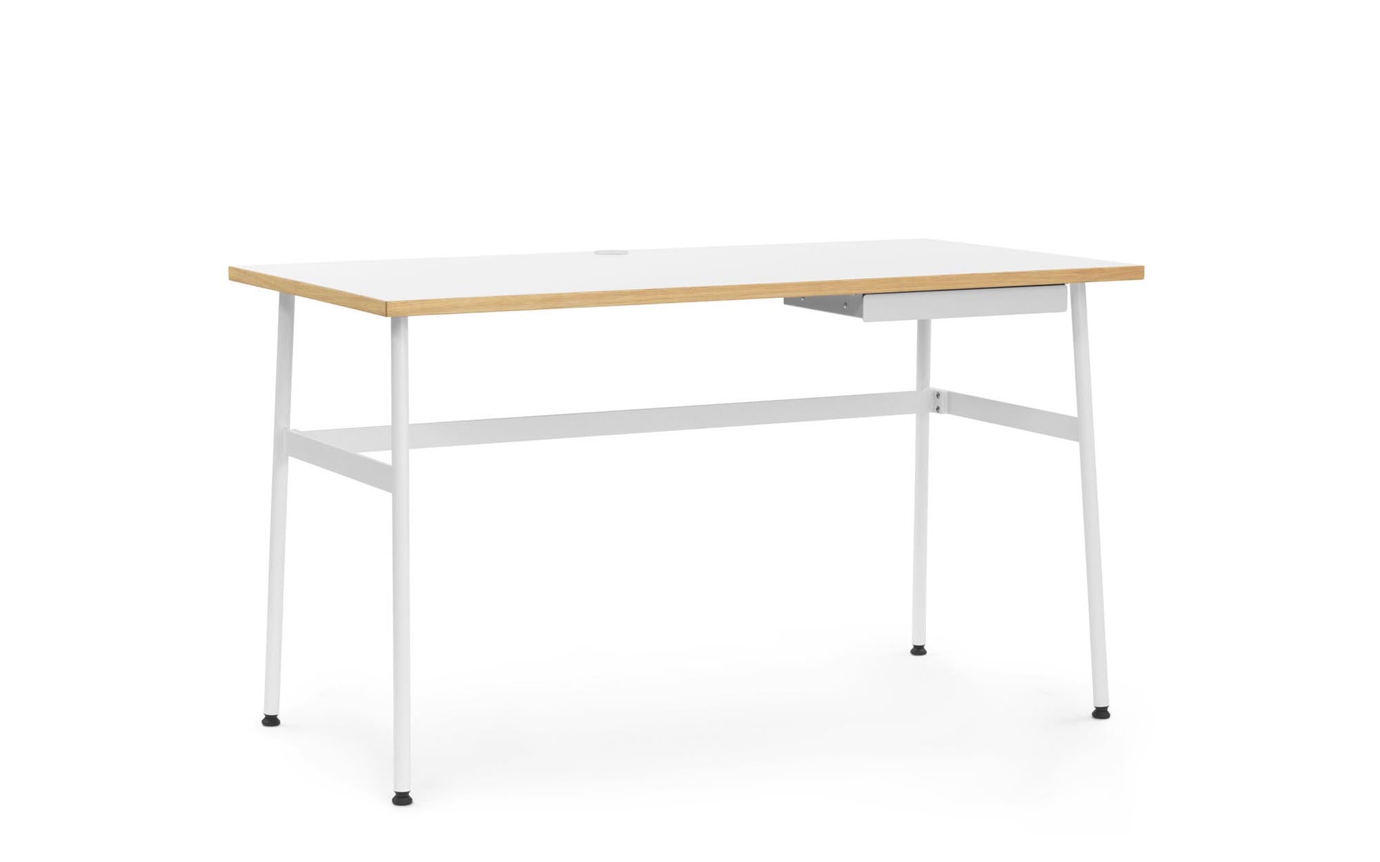 Eleganter Journal Schreibtisch von Normann Copenhagen für modernes Wohnen.
