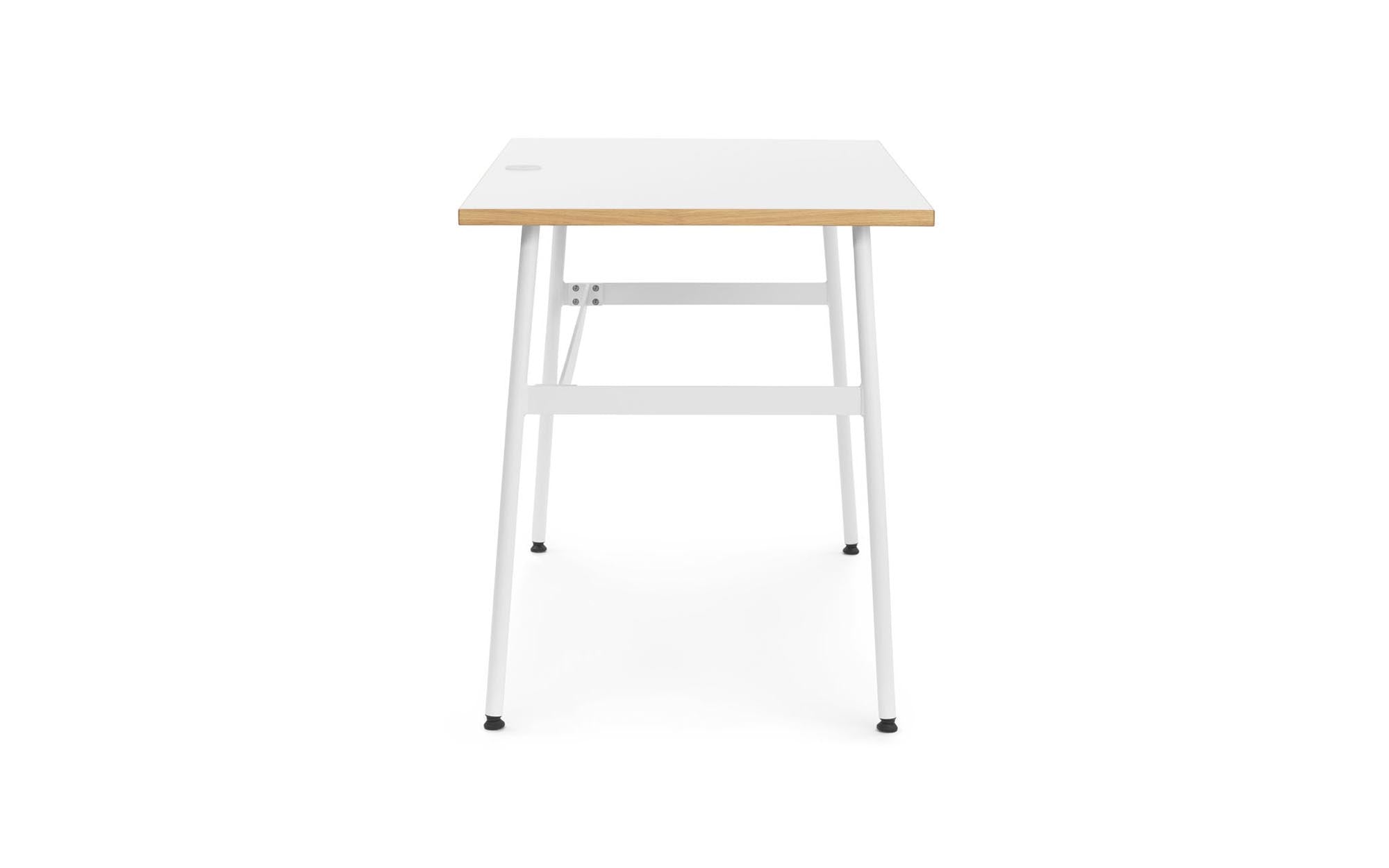 Moderner Schreibtisch "Journal" von Normann Copenhagen, ideal für stilvolle Arbeitsbereiche und kreative Inspiration.
