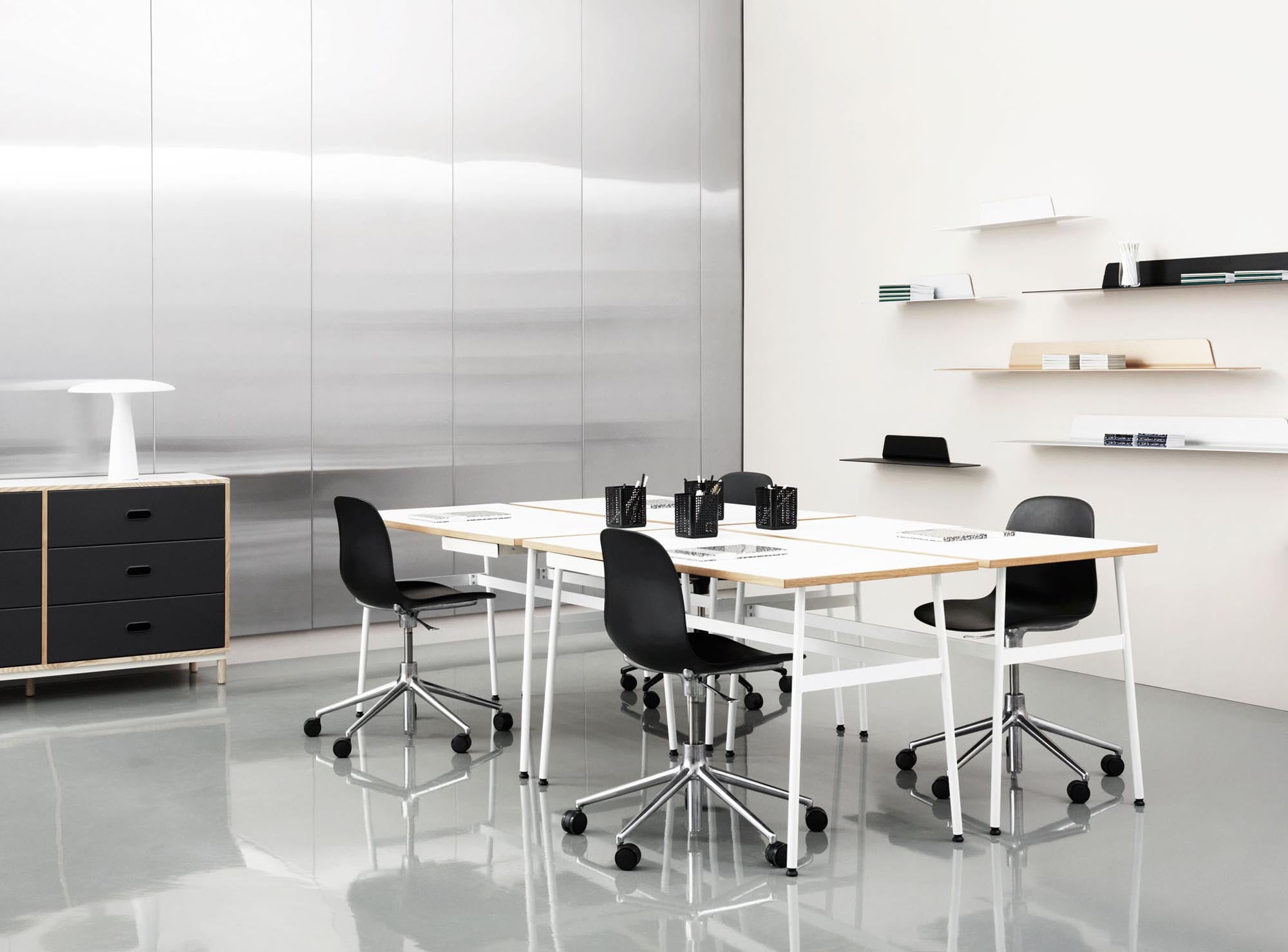 Eleganter Journal Schreibtisch von Normann Copenhagen, ideal für kreatives Arbeiten. Mit stilvollem Design, robustem Stahlgestell und praktischen Funktionen.