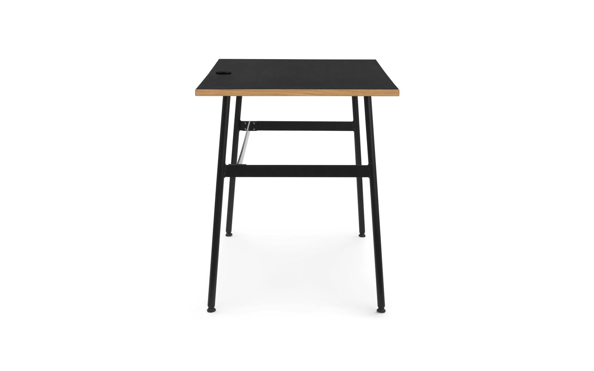 Eleganter Schreibtisch von Normann Copenhagen, der stilvolles Design und praktische Nutzung vereint, perfekt für inspirierende Arbeitsplätze.