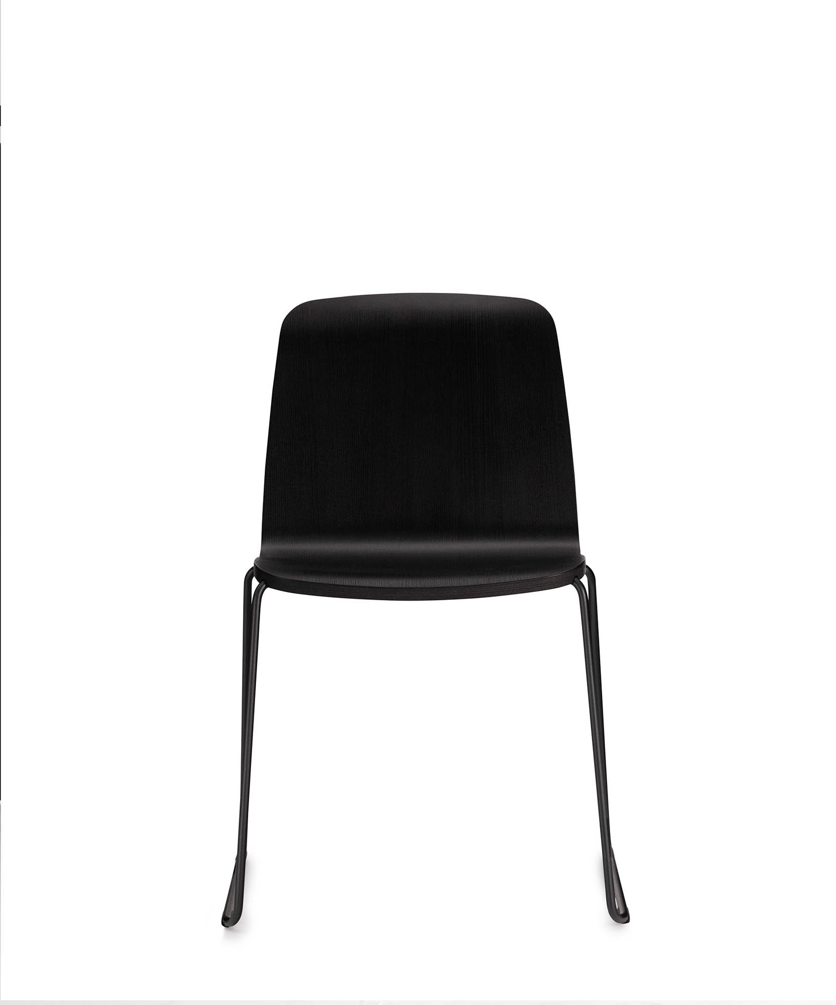 Eleganter Just Stuhl von Normann Copenhagen, der durch seine klare Linienführung und zeitgemäße Ästhetik besticht. Perfekt für stilvolle Wohnräume.