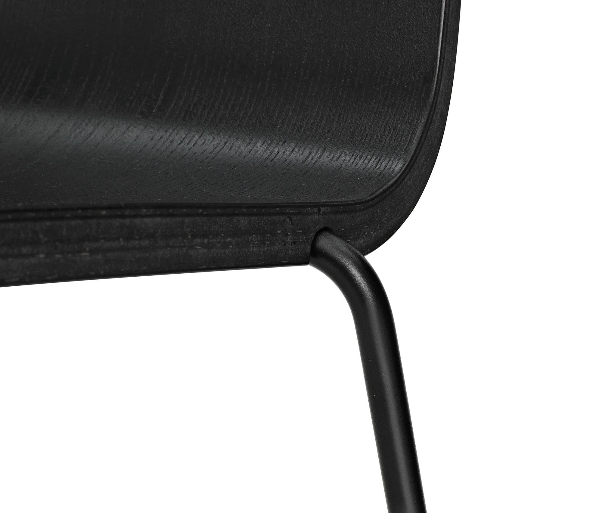 Eleganter Just Stuhl von Normann Copenhagen, der durch seine schlichte Form und hohe Funktionalität besticht. Perfekt für stilvolle Wohnräume.