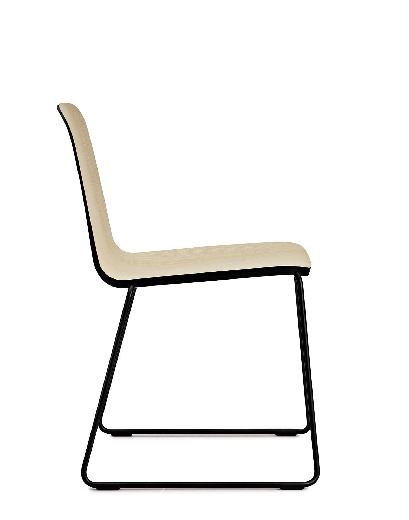 Eleganter Just Stuhl von Normann Copenhagen, aus robustem Eichenholz, ideal für zeitgemäße Wohnkonzepte und vielseitige Einsatzmöglichkeiten.