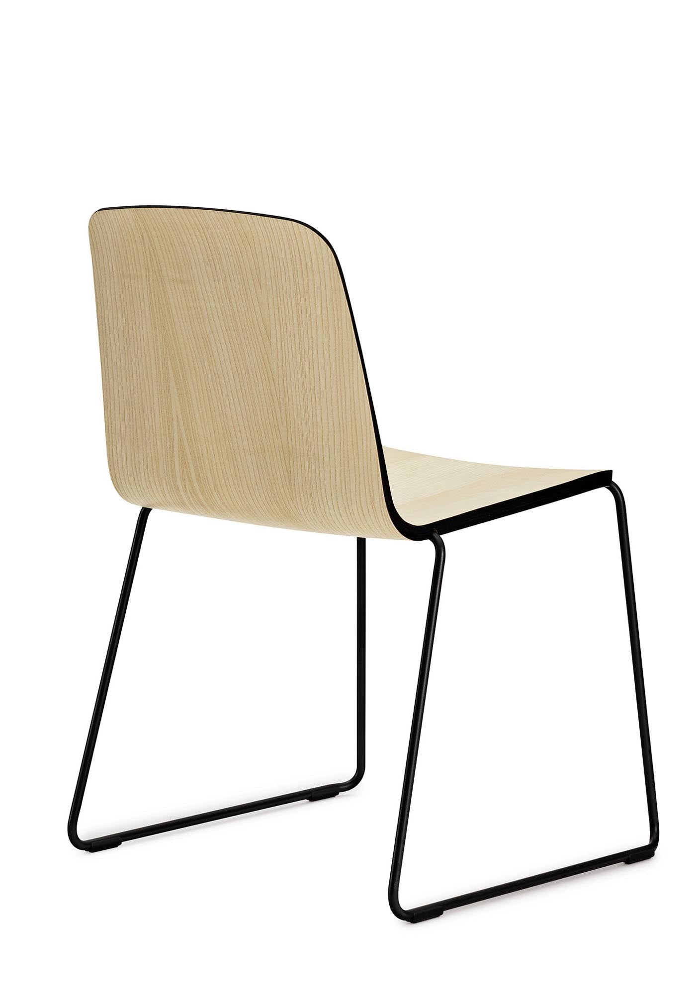 Eleganter Just Stuhl von Normann Copenhagen, vereint minimalistisches Design mit optimalem Sitzkomfort für moderne Wohnräume.