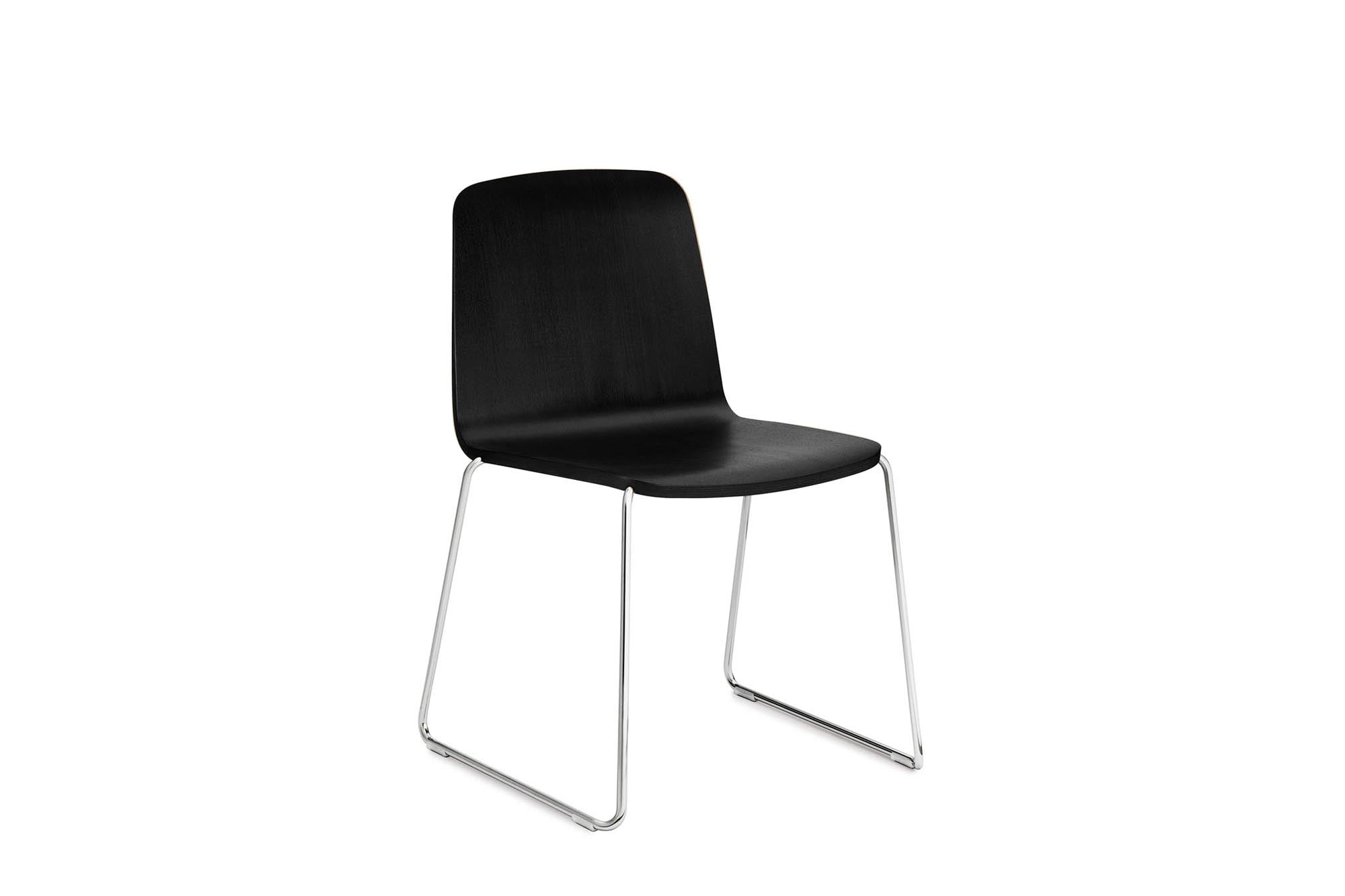 Eleganter Just Stuhl von Normann Copenhagen, der durch seine schlichte Form und hochwertige Verarbeitung überzeugt und jedem Raum einen modernen Akzent verleiht.