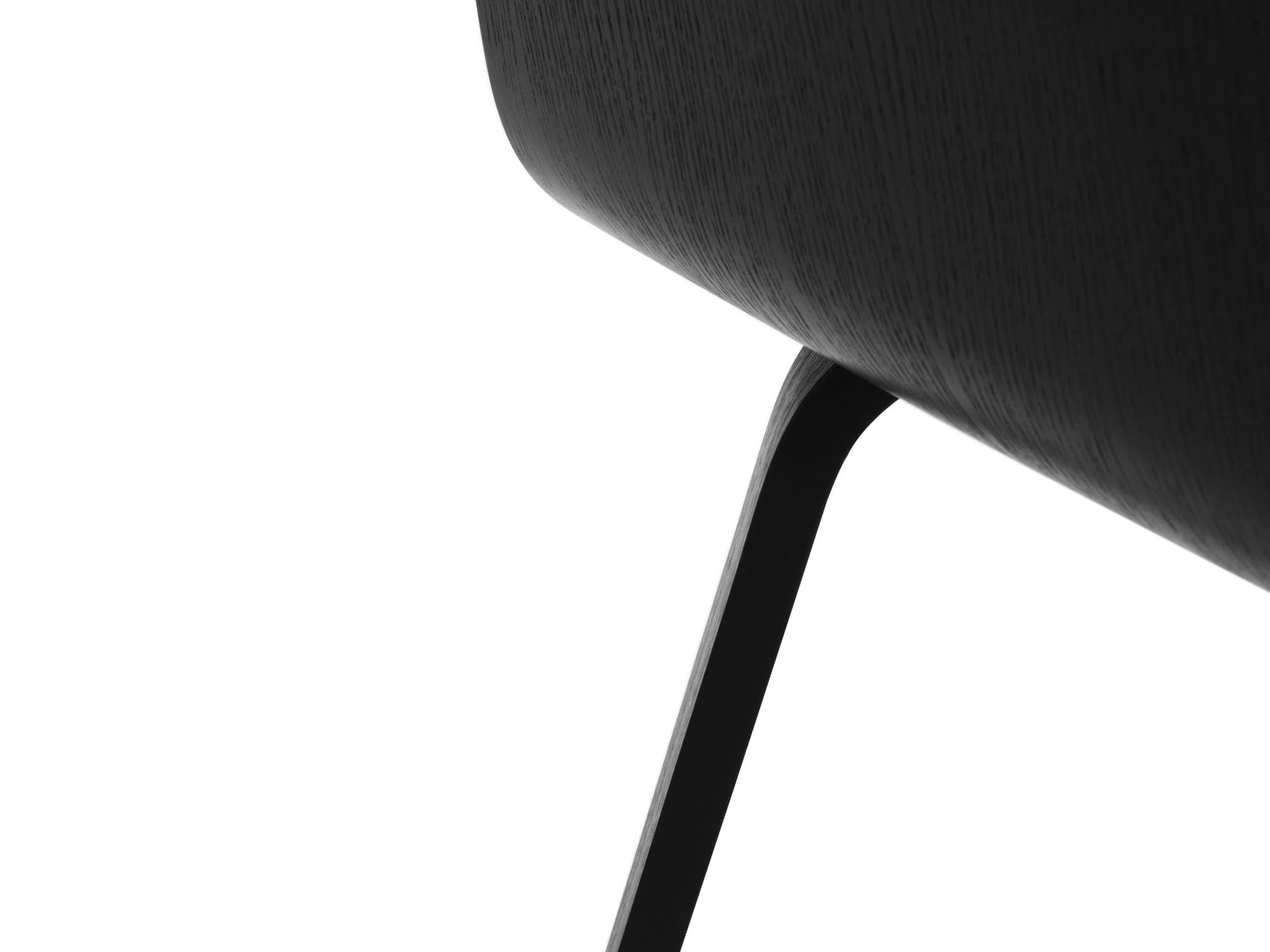 Entdecken Sie den Just Stuhl von Normann Copenhagen: Ein stilvoller, skandinavischer Stuhl aus Eiche, der Komfort und modernes Design harmonisch verbindet.