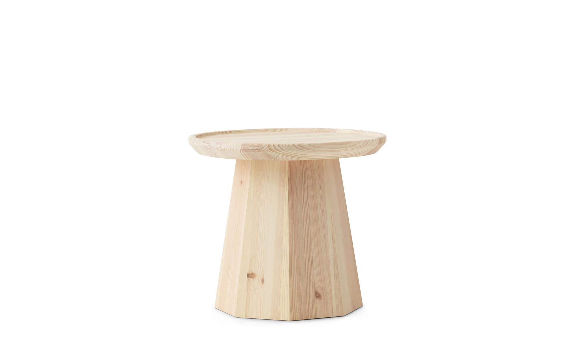 Entdecken Sie den Pine Tisch Klein von Normann Copenhagen – ein skulpturaler Beistelltisch aus hochwertigem Kiefernholz, der nordische Eleganz und Funktionalität vereint.