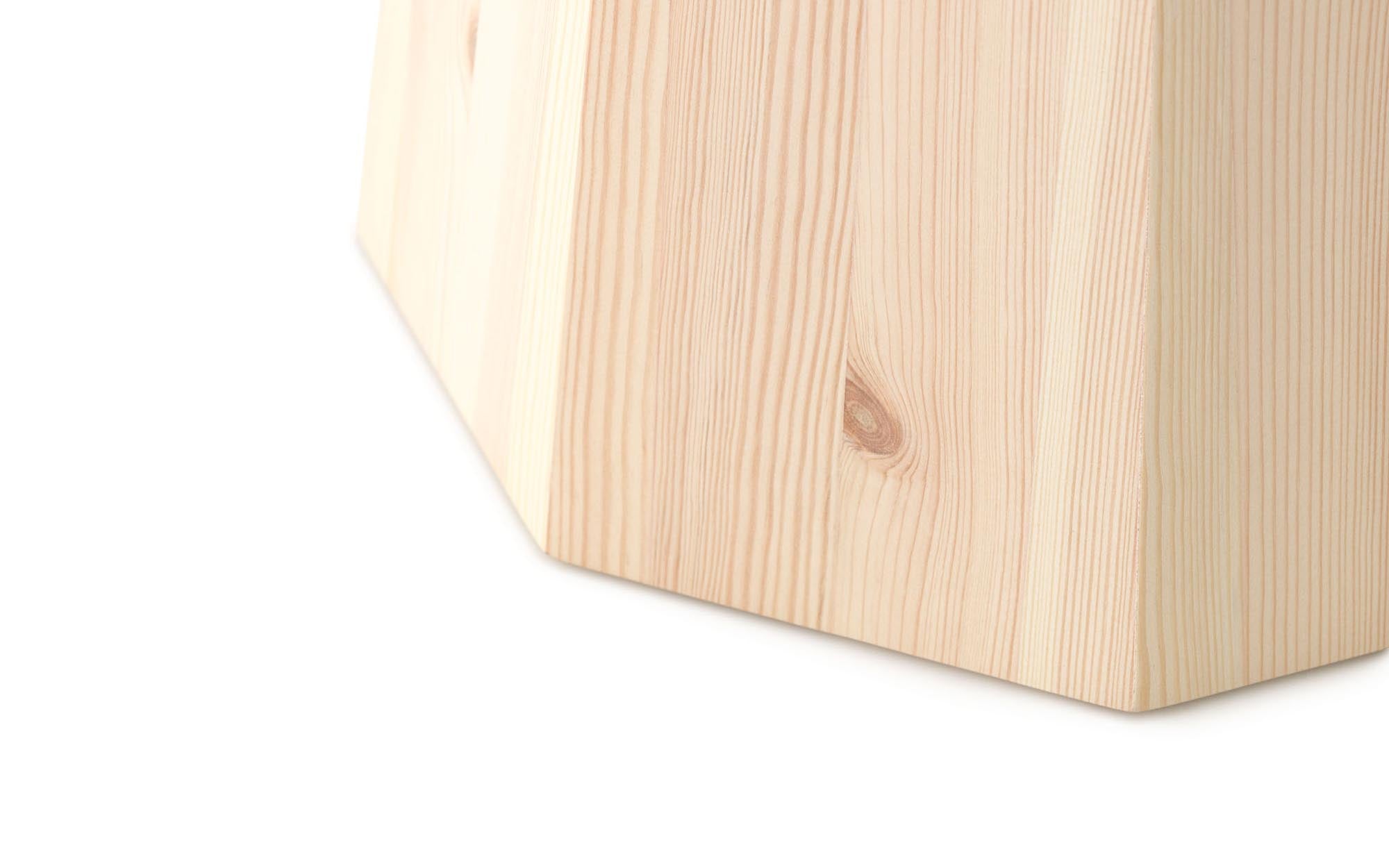 Eleganter Pine Tisch Large von Normann Copenhagen, ideal als Couchtisch mit skandinavischem Flair und minimalistischer Ästhetik.