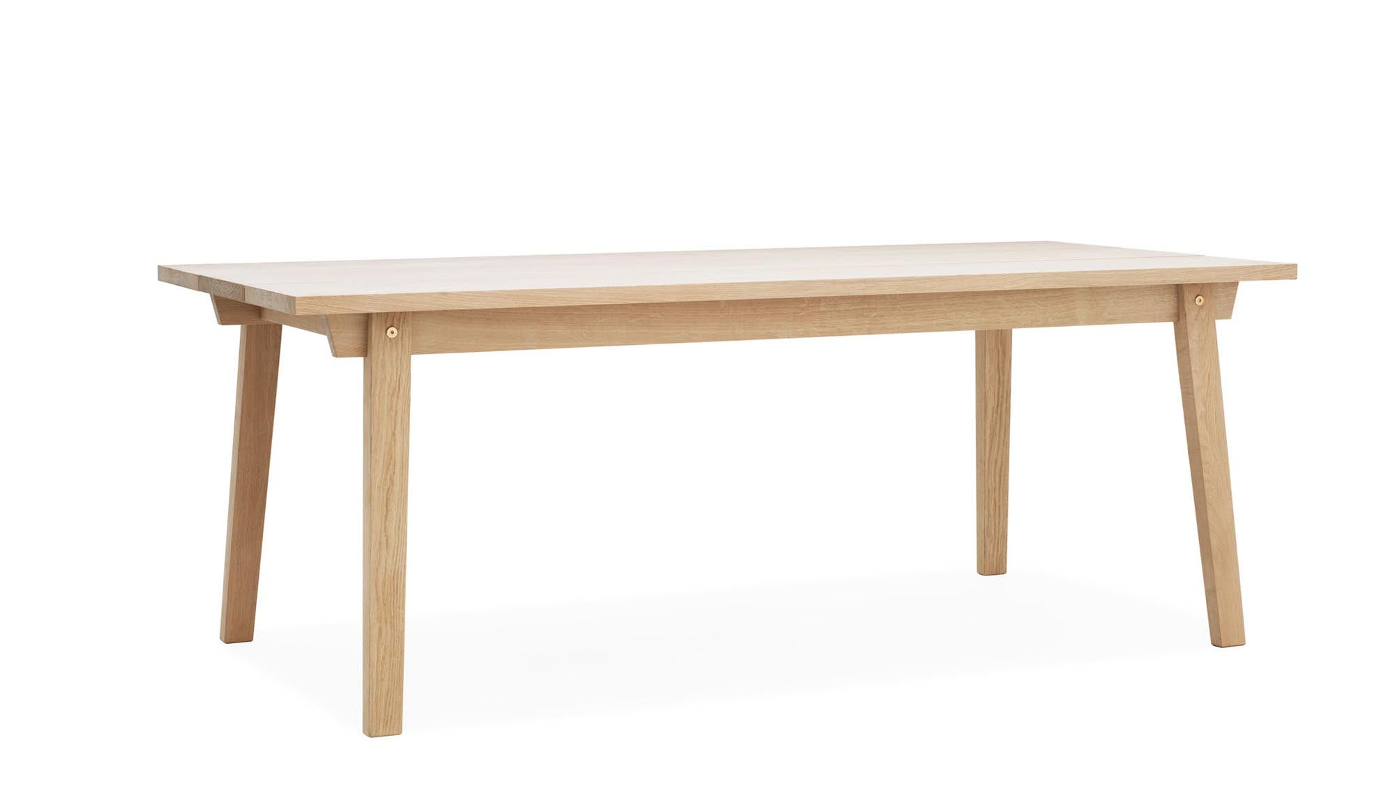 Moderner Slice Tisch von Normann Copenhagen, der durch seine schlichte Form und edlen Materialien eine zeitgemäße Atmosphäre im Essbereich schafft.