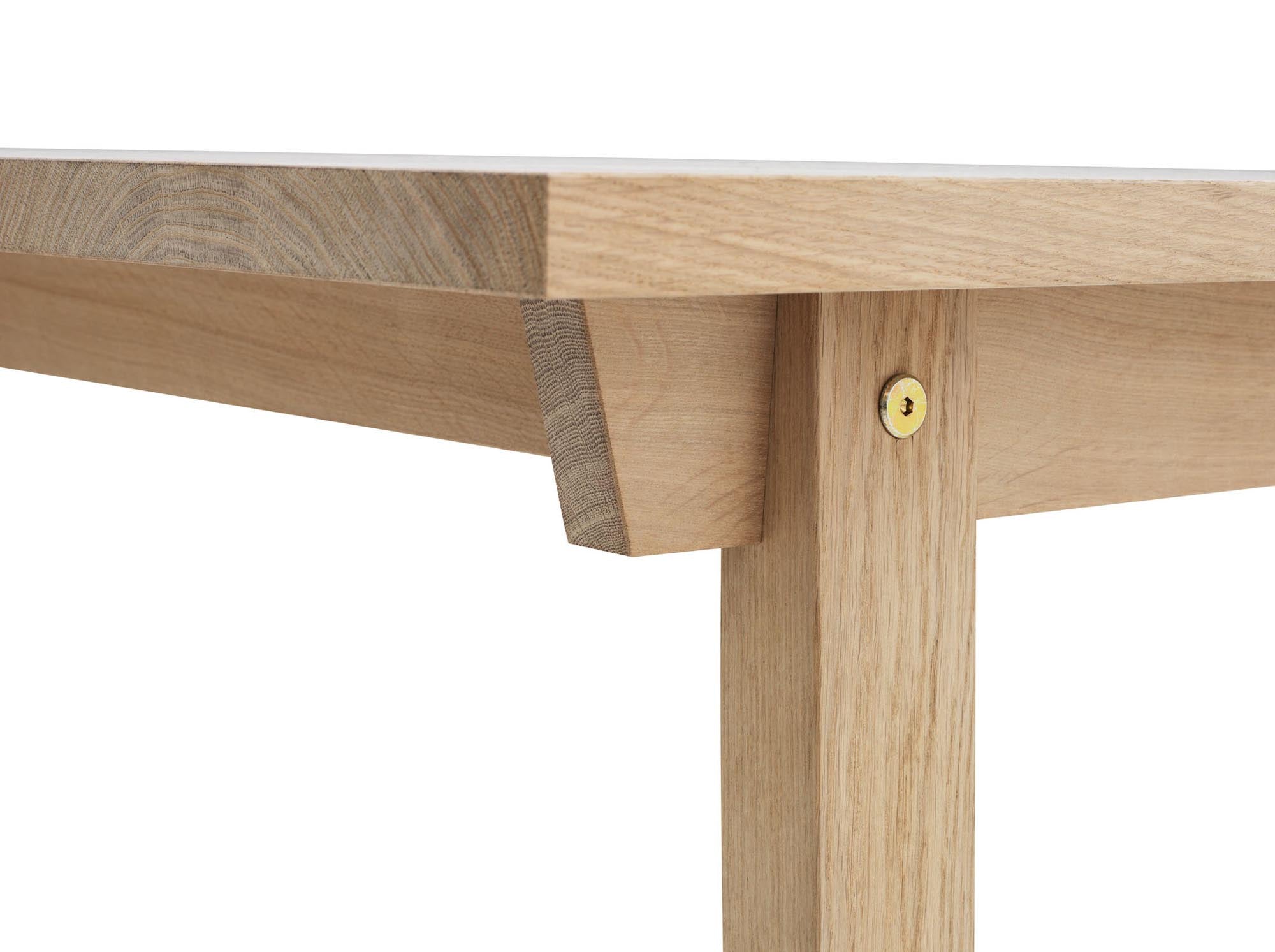 Erleben Sie den Slice Tisch 90x300 cm von Normann Copenhagen – ein elegantes, nachhaltiges Möbelstück, das jedem Raum Charakter verleiht.