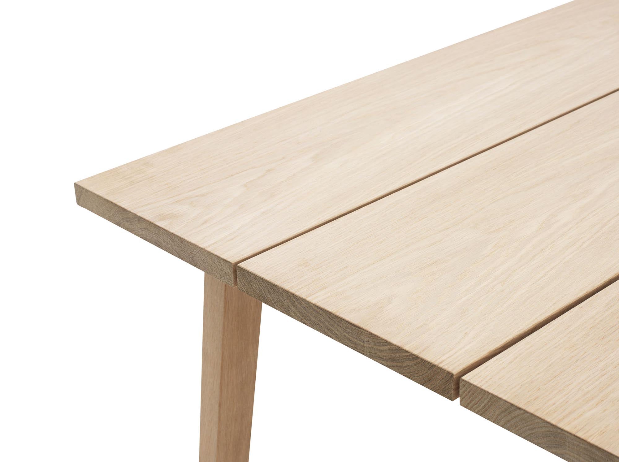Entdecken Sie den Slice Tisch von Normann Copenhagen – ein stilvolles, umweltfreundliches Design, das Ihrem Wohnraum eine besondere Note verleiht.