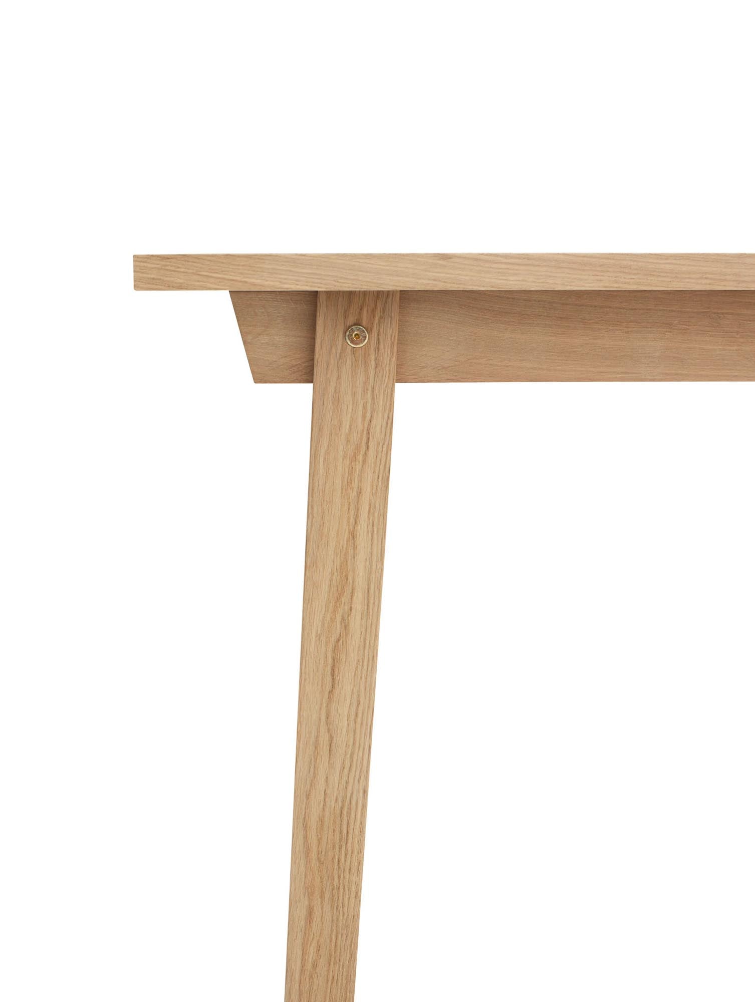 Erleben Sie den Slice Tisch von Normann Copenhagen – ein elegantes, nachhaltiges Möbelstück, das jedem Raum einen modernen Akzent verleiht.