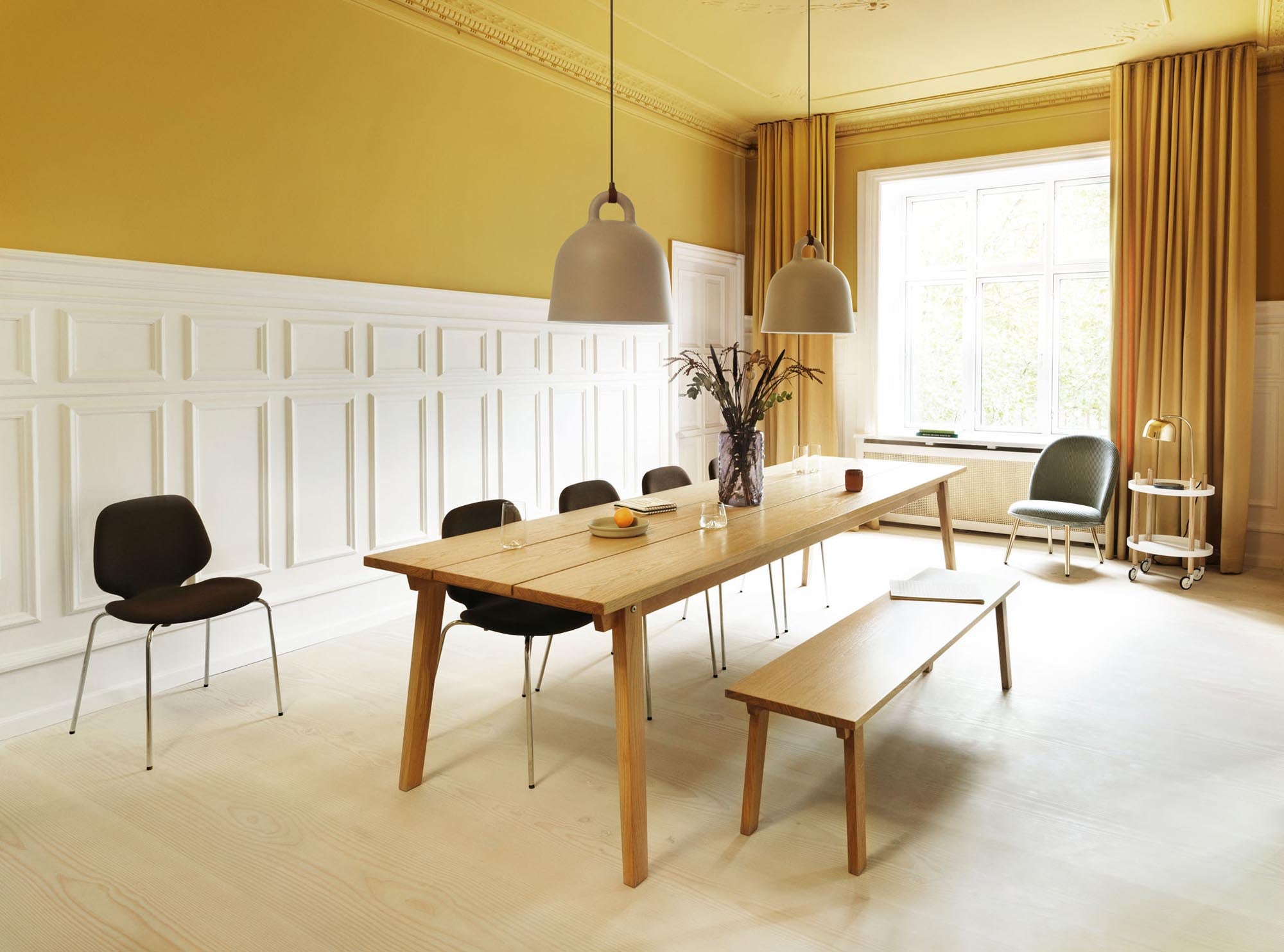 Moderner Slice Tisch von Normann Copenhagen, 90x300 cm, ideal für gesellige Essensrunden und stilvolle Einrichtung im skandinavischen Design.