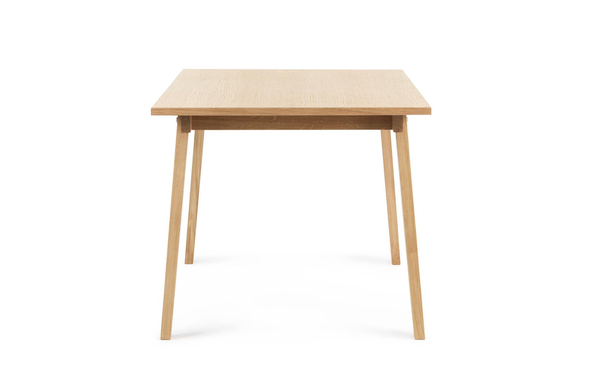 Eleganter Slice Stehtisch Vol. 2 aus Eiche von Normann Copenhagen – ideal für kreative Meetings und gesellige Anlässe.