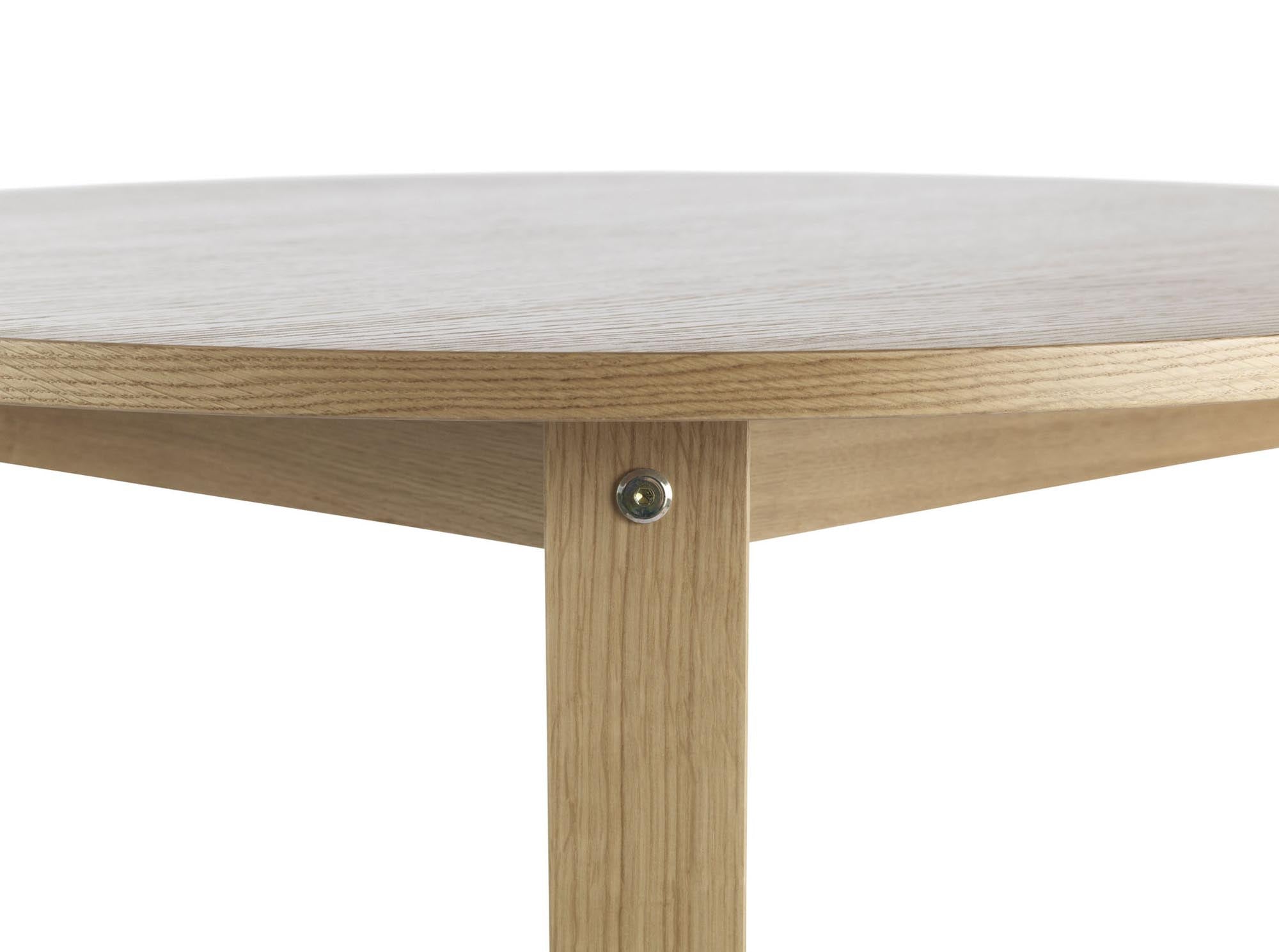 Runder Slice Tisch Vol. 2 von Normann Copenhagen – elegantes Design für stilvolle Essbereiche, ideal für gesellige Runden.