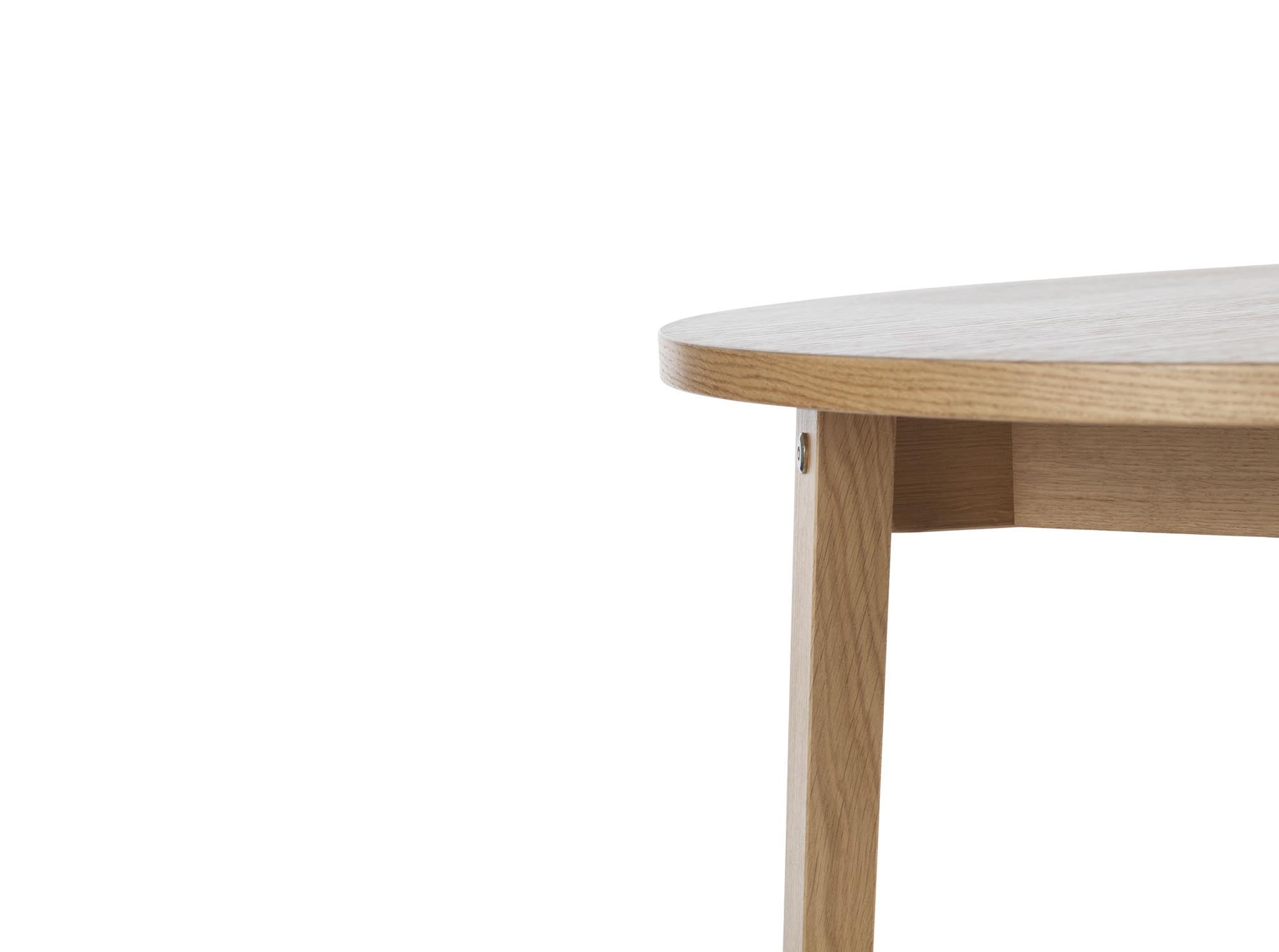 Der runde Slice Tisch Vol. 2 von Normann Copenhagen vereint skandinavisches Design mit Funktionalität. Hergestellt aus nachhaltiger FSC®-Eiche.