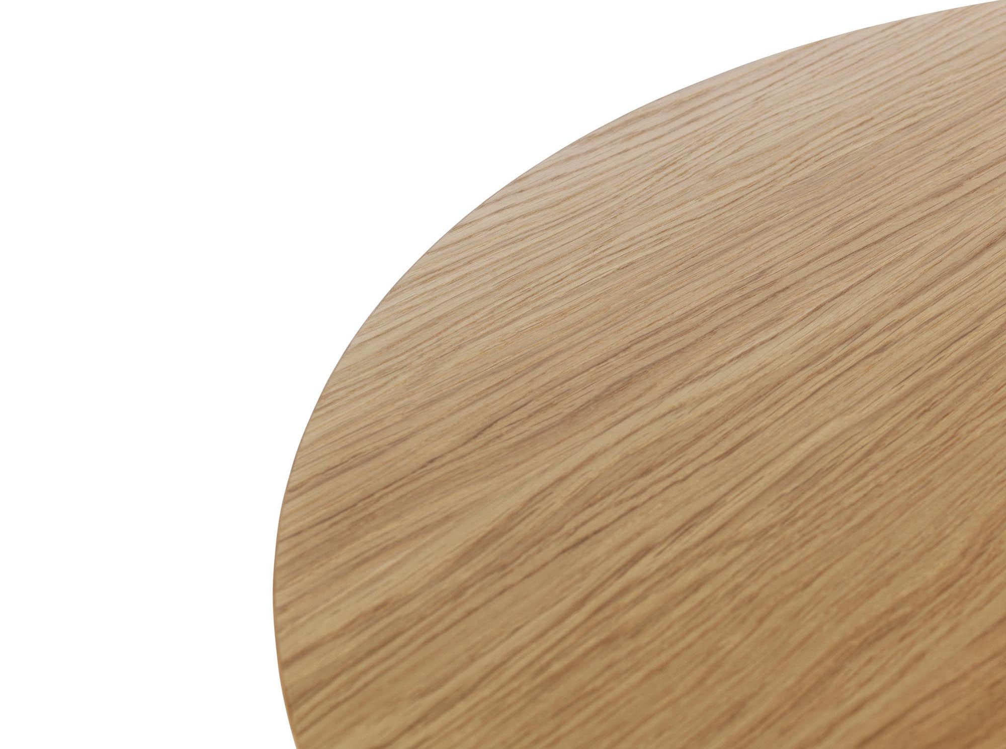 Entdecken Sie den Slice Tisch Vol. 2 von Normann Copenhagen – ein stilvoller, runder Tisch aus FSC®-zertifizierter Eiche, der skandinavische Eleganz und praktische Nutzung vereint.